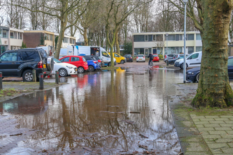 Straat over water na leidingbreuk
