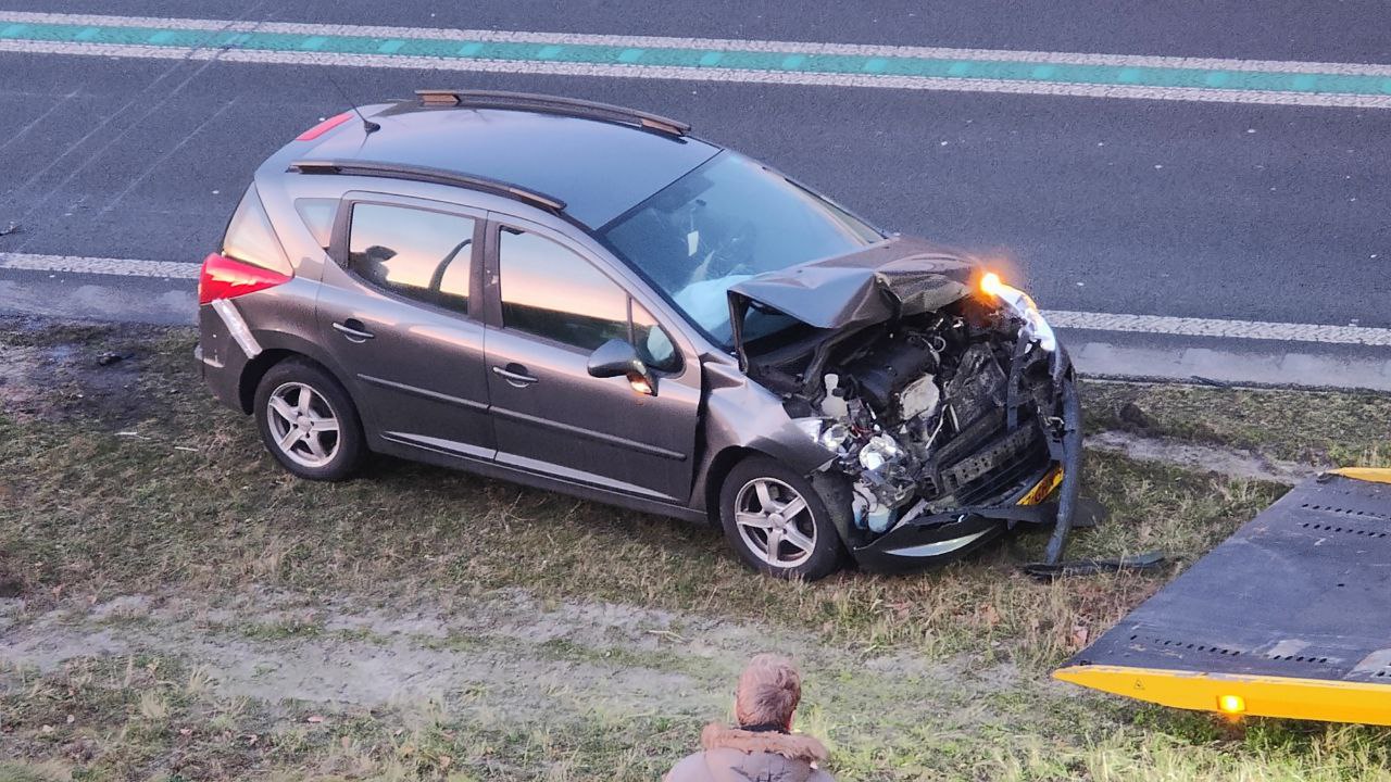 Veel schade na ongeval tussen twee auto’s