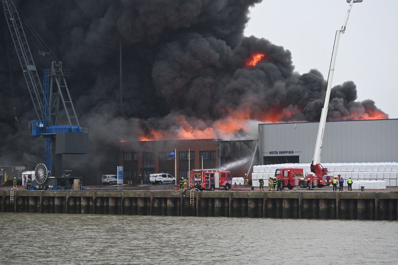 Zeer grote brand bij havenbedrijf in Harlingen