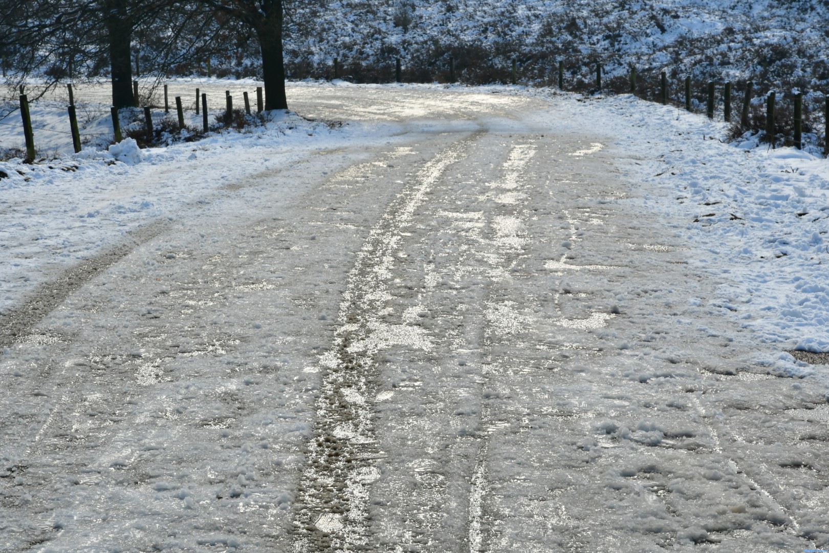Let op: Mogelijke gladheid op de weg vanwege sneeuwresten