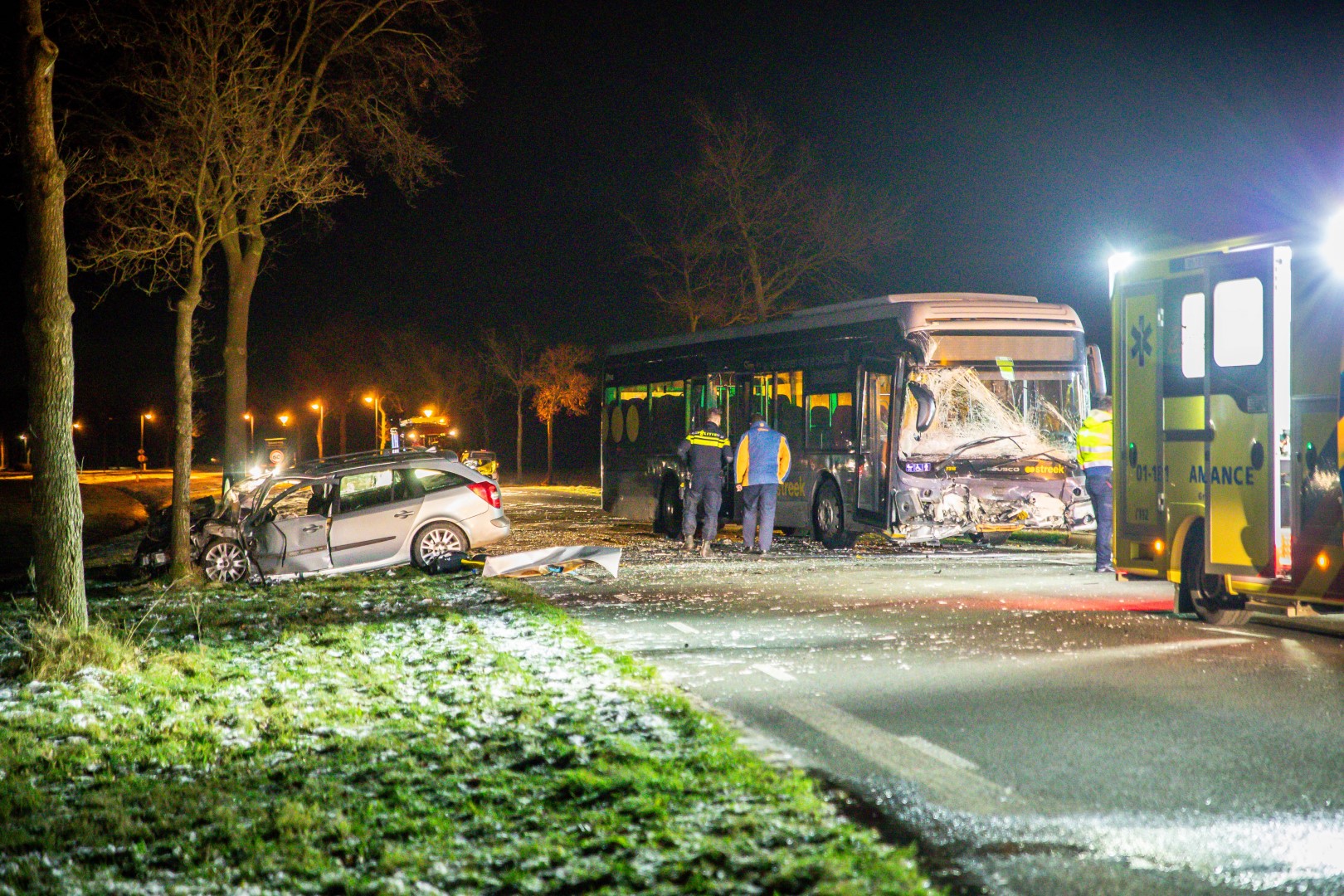 Auto botst op lijnbus, vier gewonden