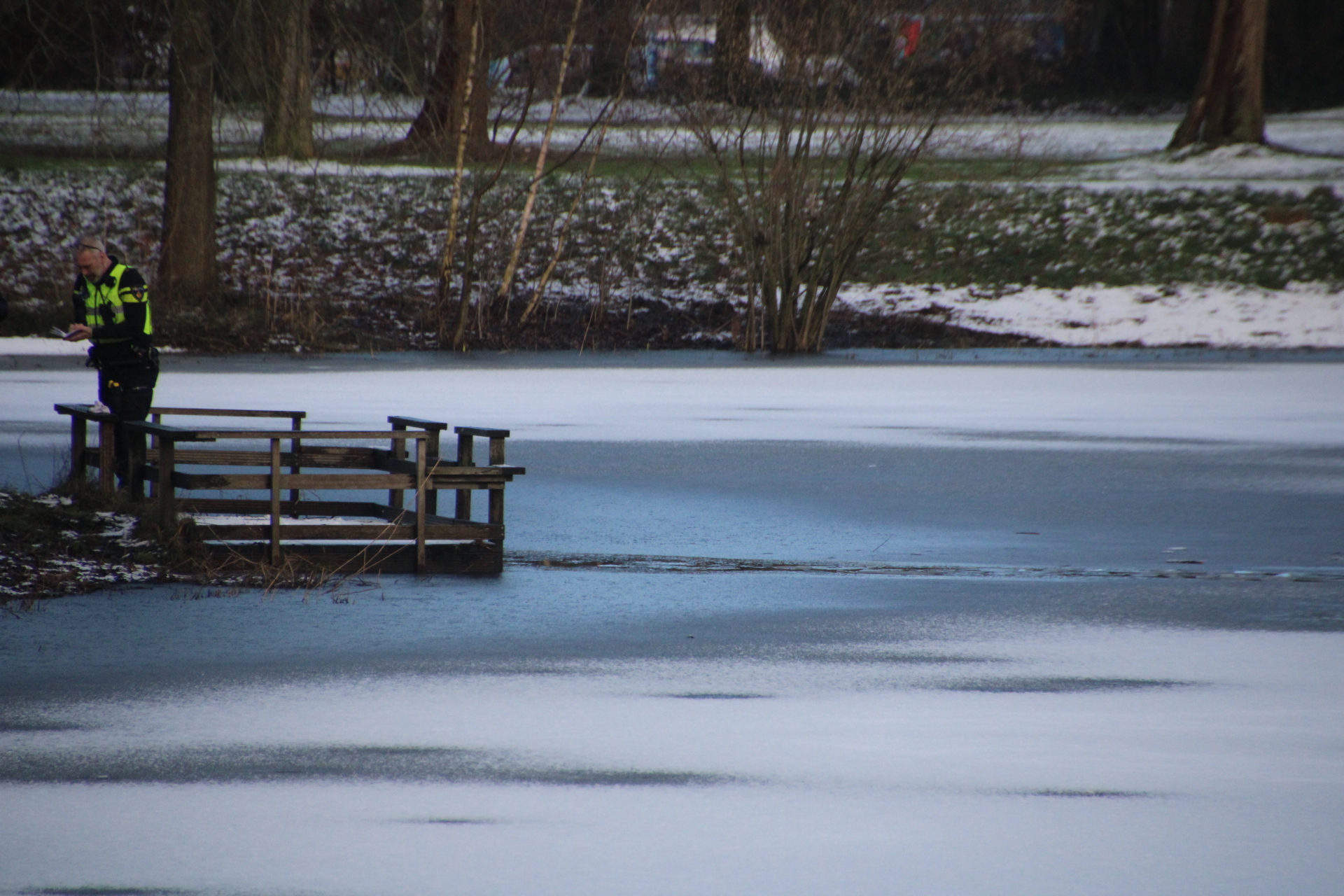 Kind gered uit vijver in Asser wijk Pittelo na val door ijs