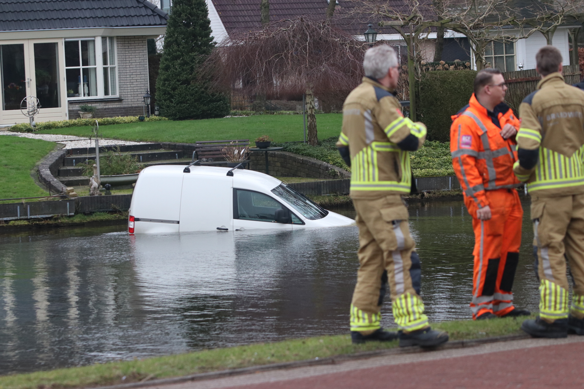 Auto rolt van oprit en belandt in het water