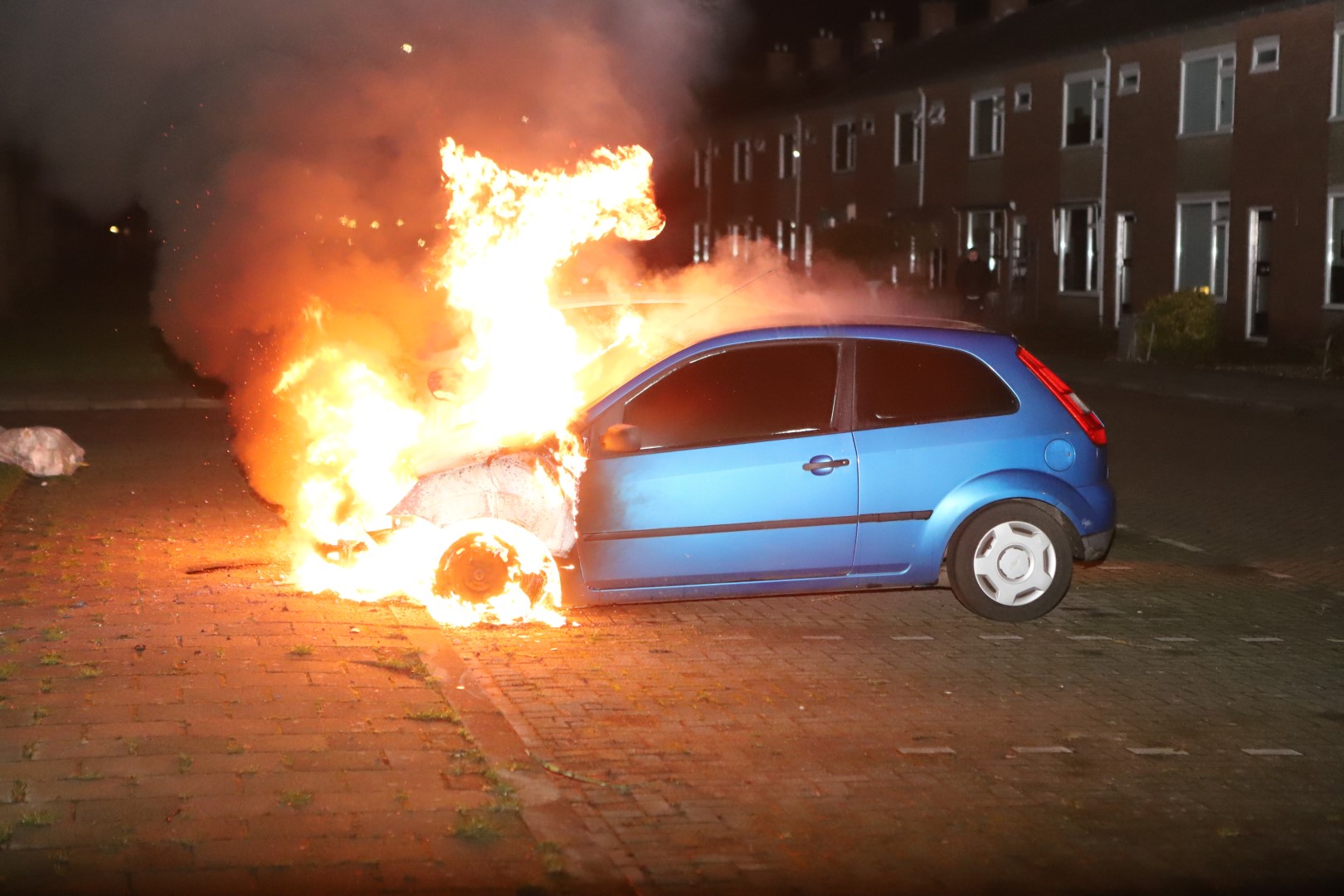 Geparkeerde auto zwaar beschadigd door brand