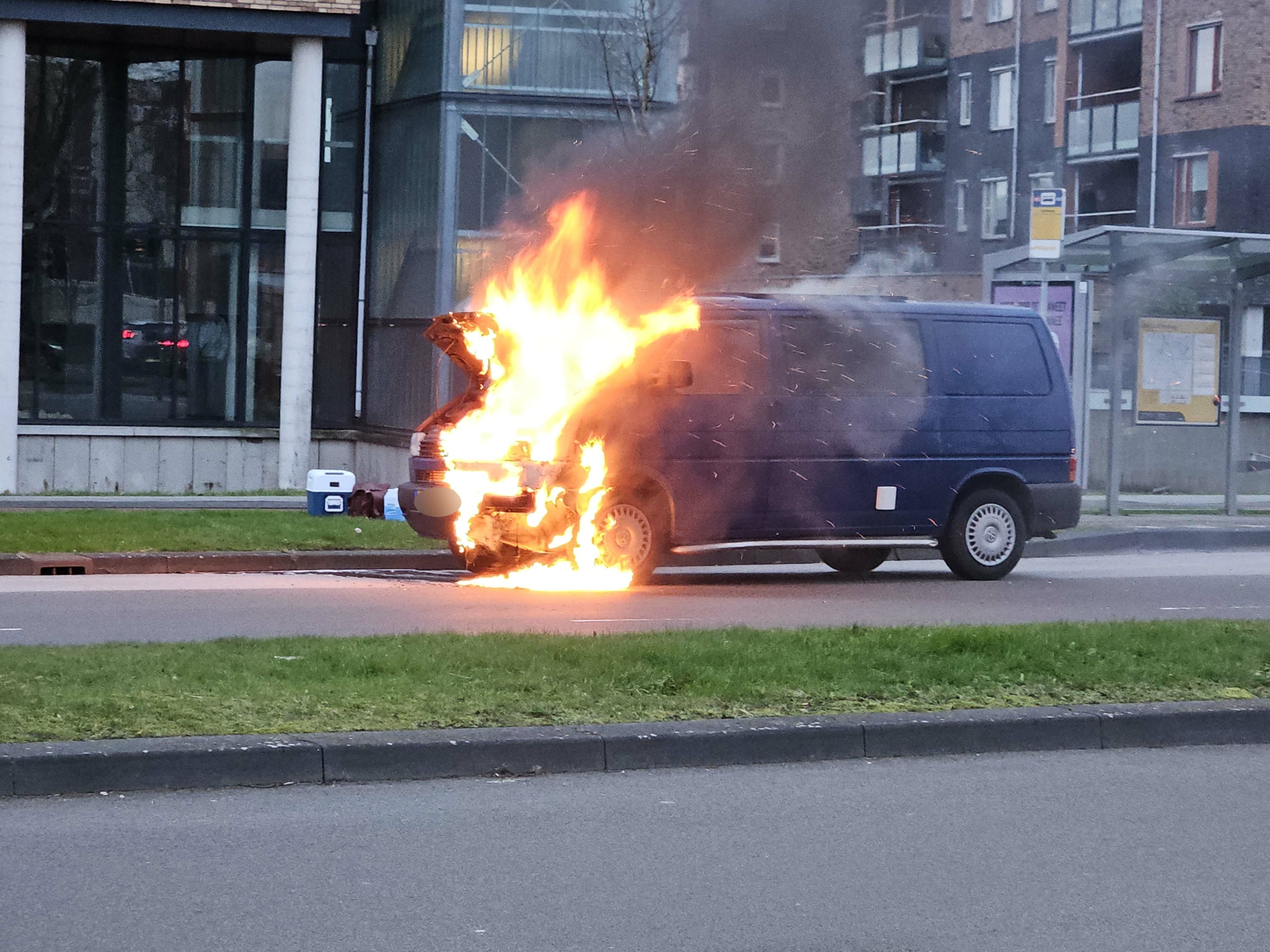Auto vat vlam tijdens het rijden in Assen, bestuurder komt met de schrik vrij