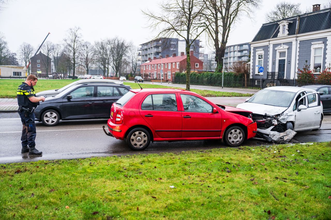 Bestuurder slaat op de vlucht na ongeval met meerdere voertuigen