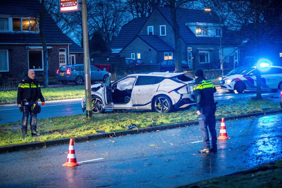 Auto botst tegen boom, bestuurder gewond