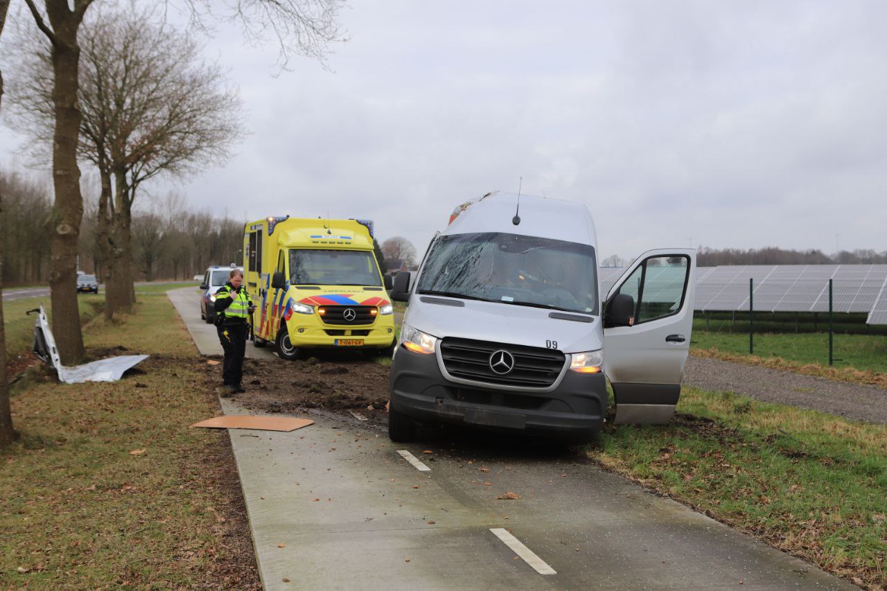 Bestelbus botst tegen boom, bestuurder gewond