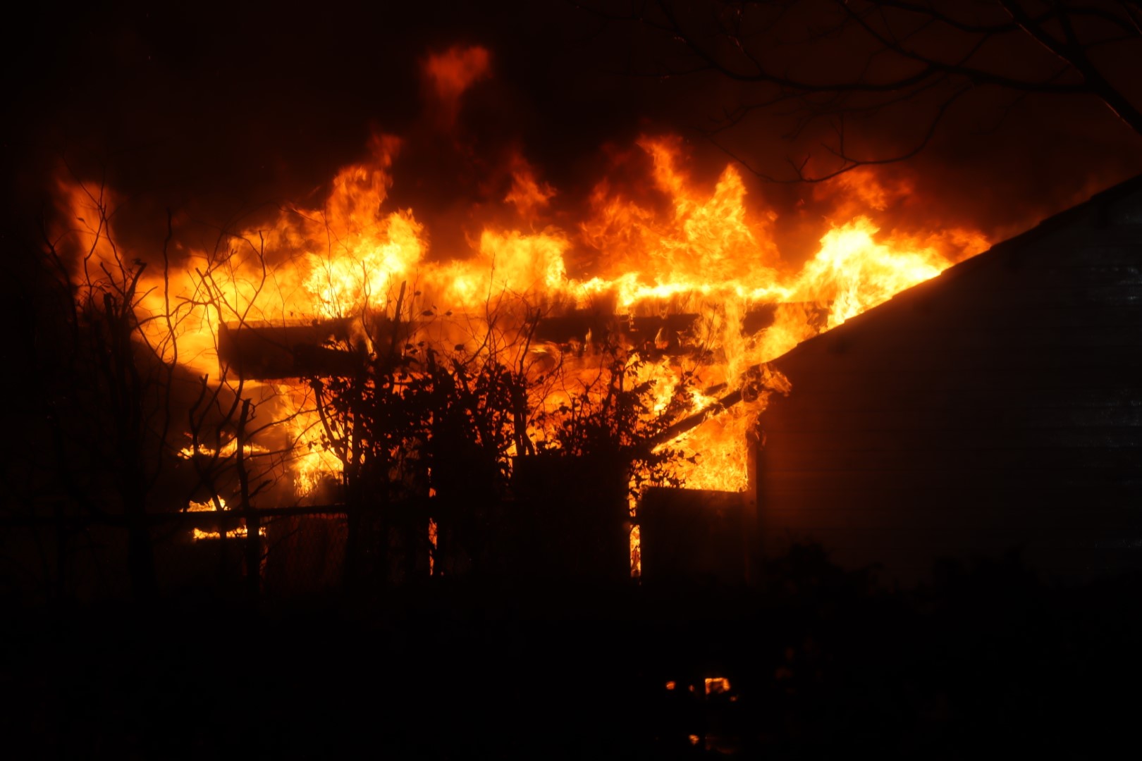 Brand in restaurant op camping