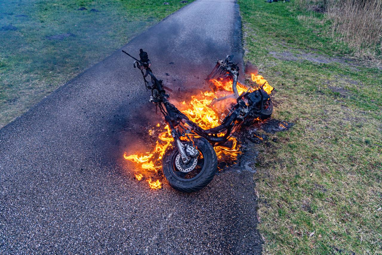 Scooter in lichterlaaie, politie onderzoekt brandstichting