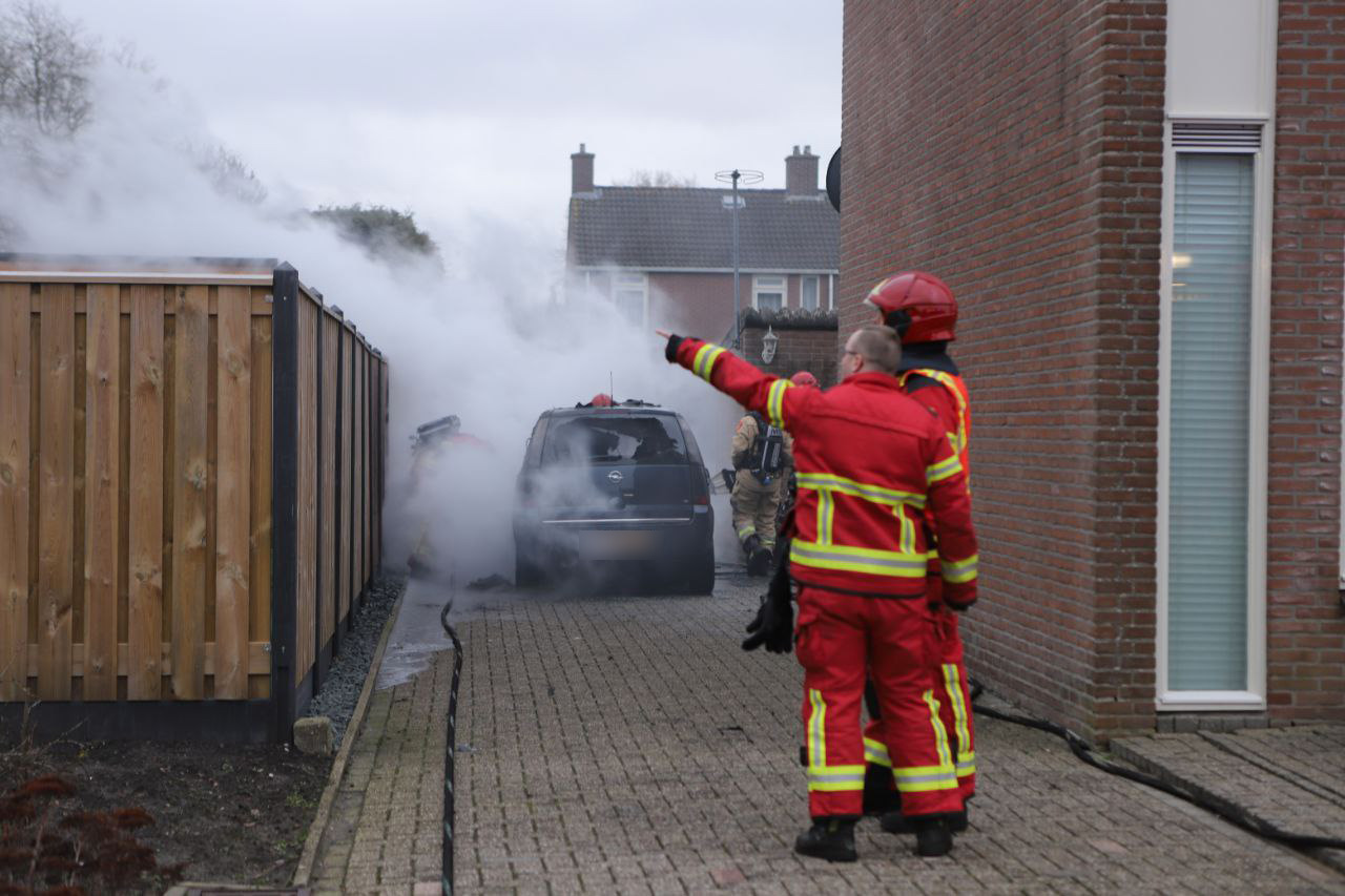 Auto vliegt in brand naast woning