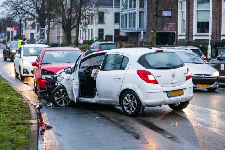 Bestuurder Slaat Op De Vlucht Na Ongeval Met Meerdere Voertuigen ...