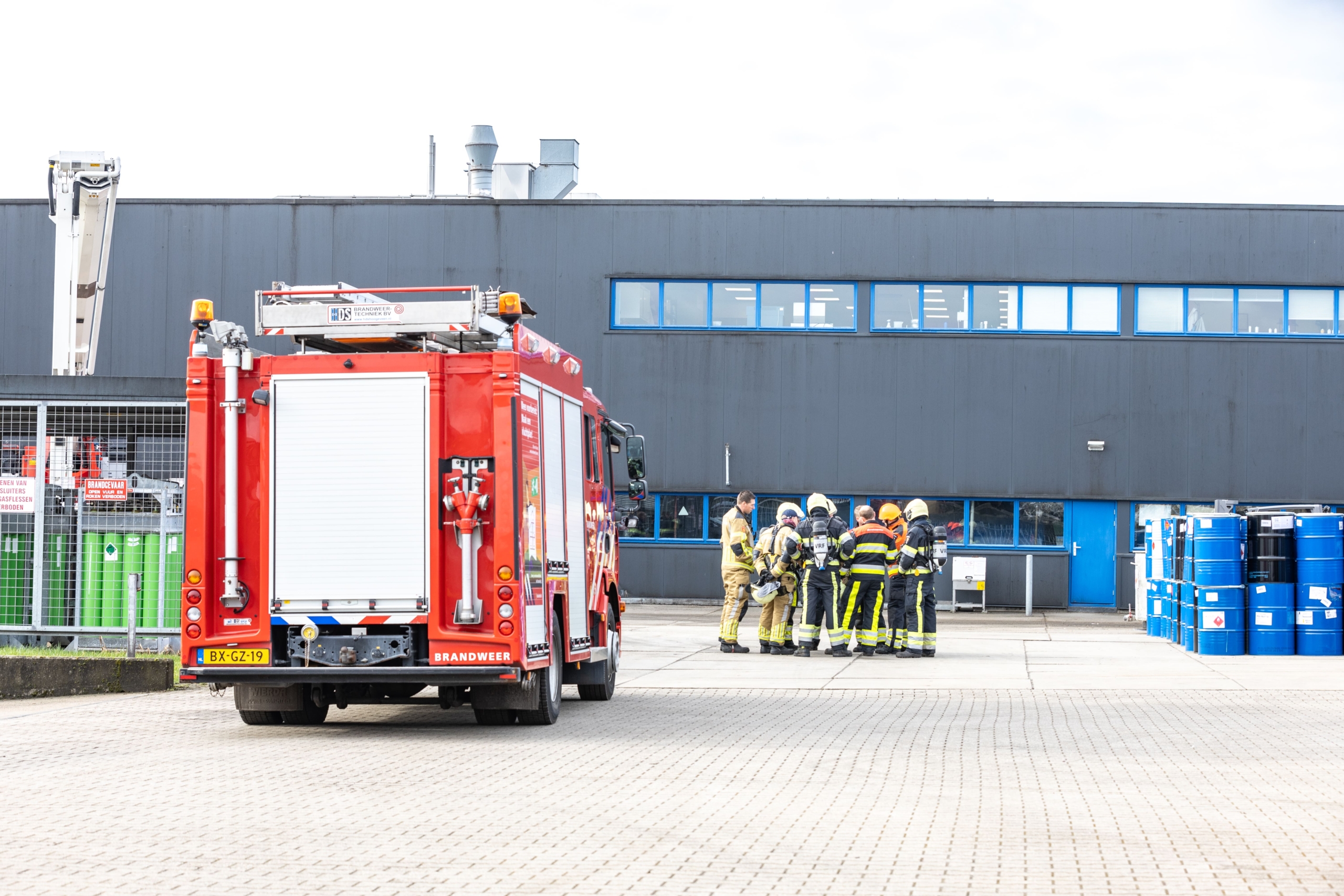 Brandweer blust brand in ventilatiesysteem van een fabriek