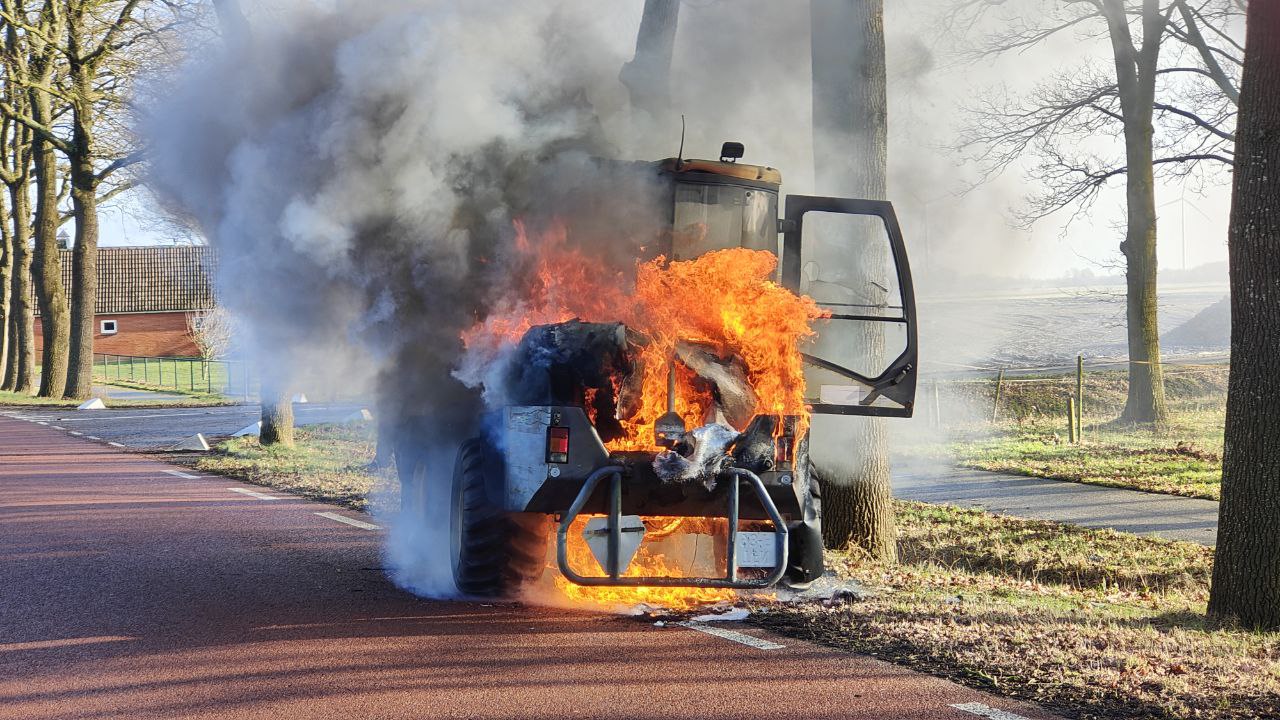 Graafmachine in vlammen bij Gieten