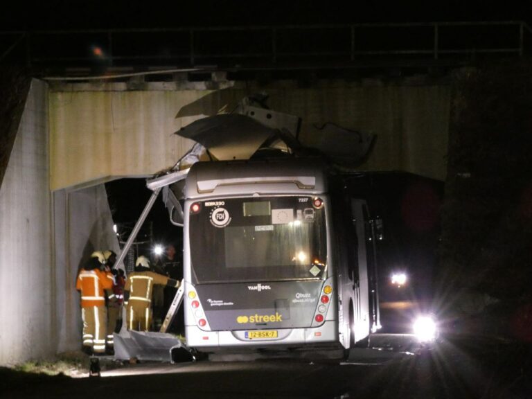 Streekbus rijdt zich klem onder viaduct