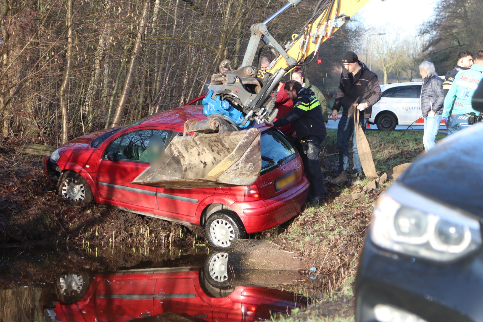 Bestuurster raakt de controle kwijt en belandt in de sloot