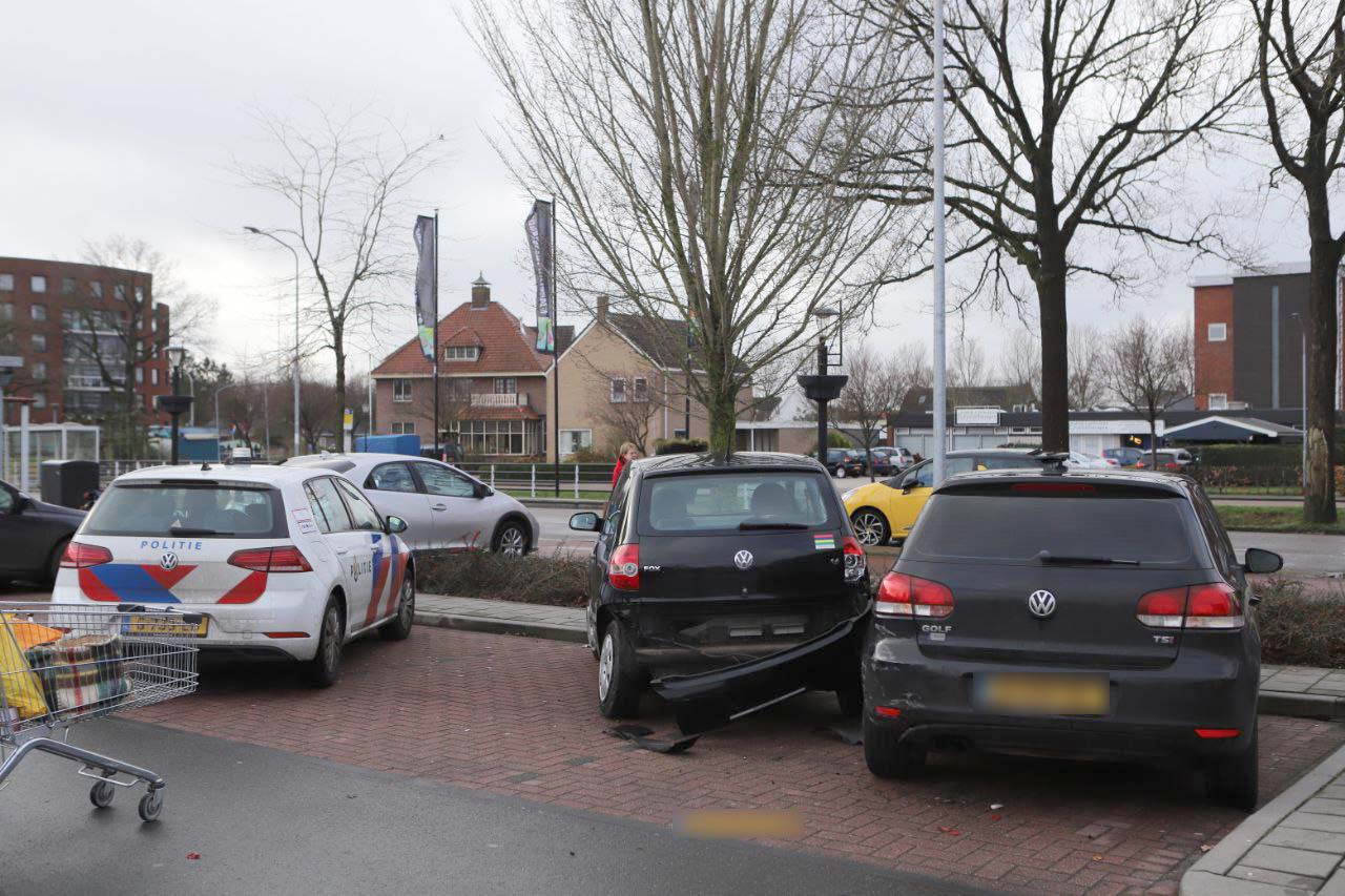 Automobiliste rijdt in op vier geparkeerde auto’s