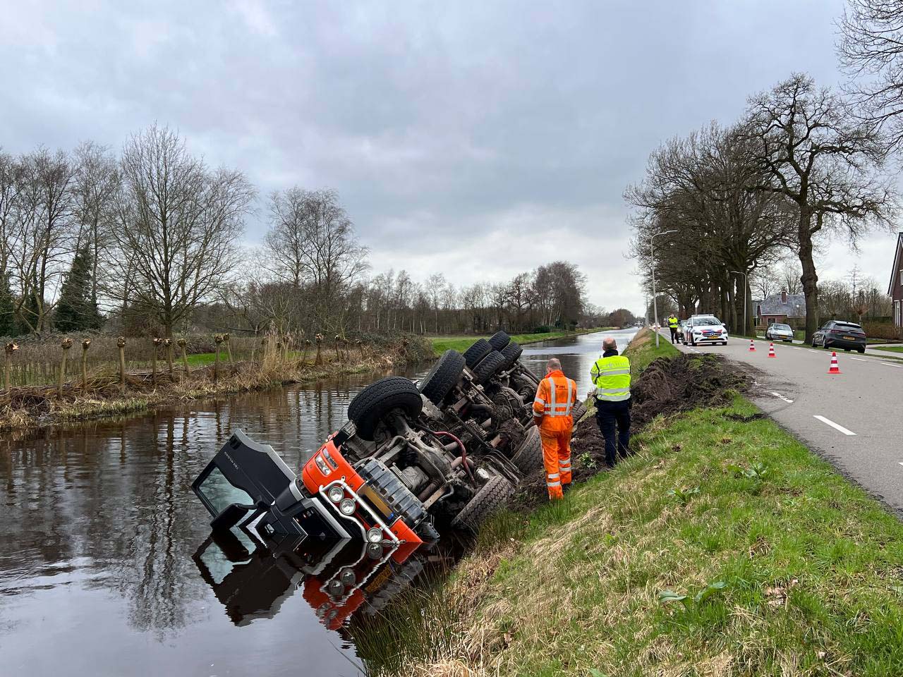 Vrachtwagen te water bij Nieuweroord: chauffeur ongedeerd