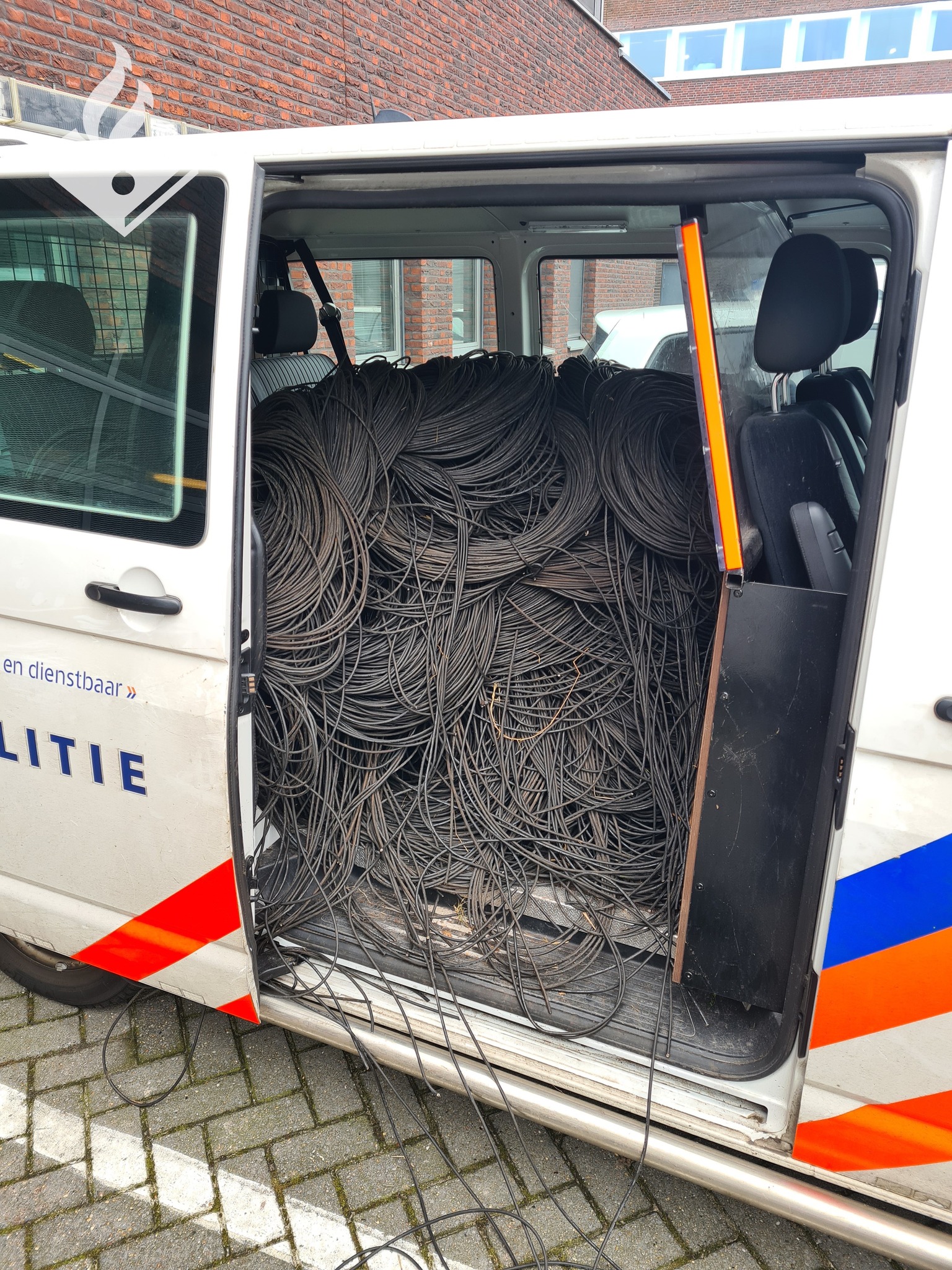 Grote partij gestolen kabels aangetroffen in auto, drie aanhoudingen