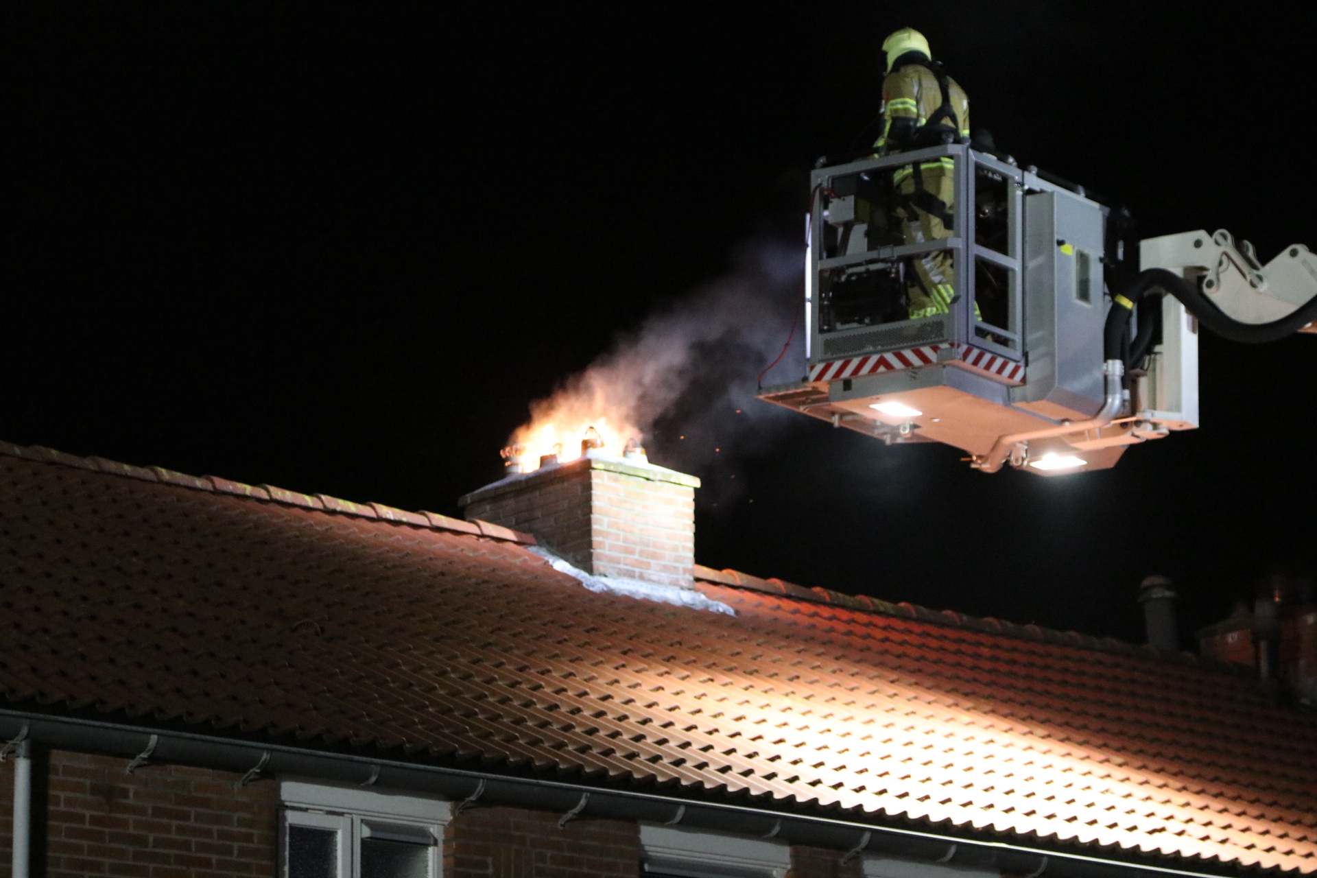 Uitslaande schoorsteenbrand, buurman slaat alarm