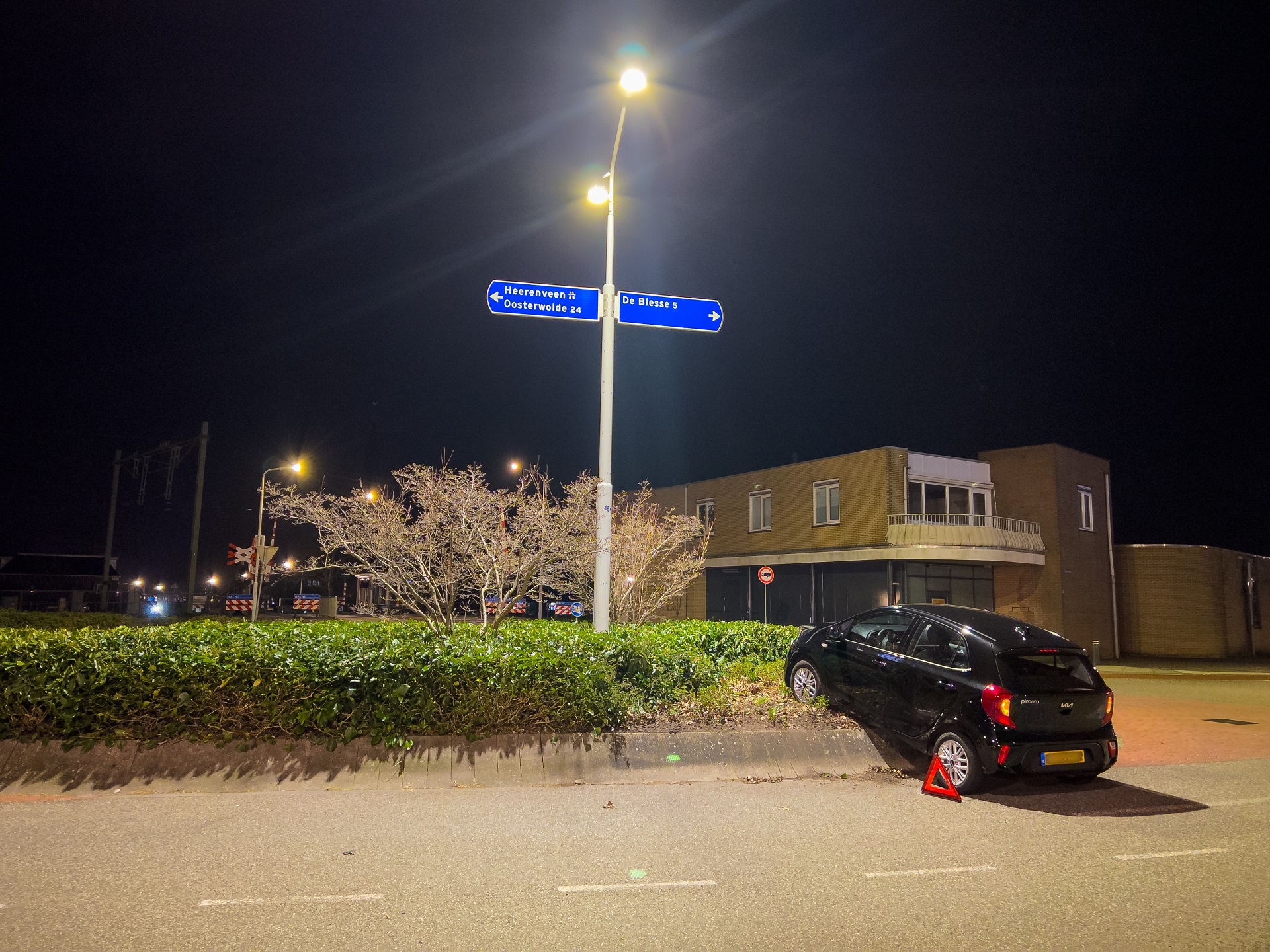 Auto belandt op rotonde na aanrijding