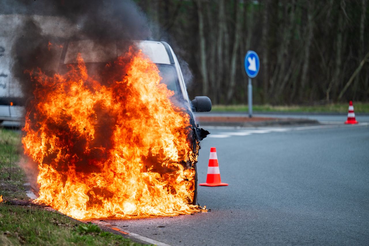 Bestelbusje gaat in vlammen op in Hoogezand