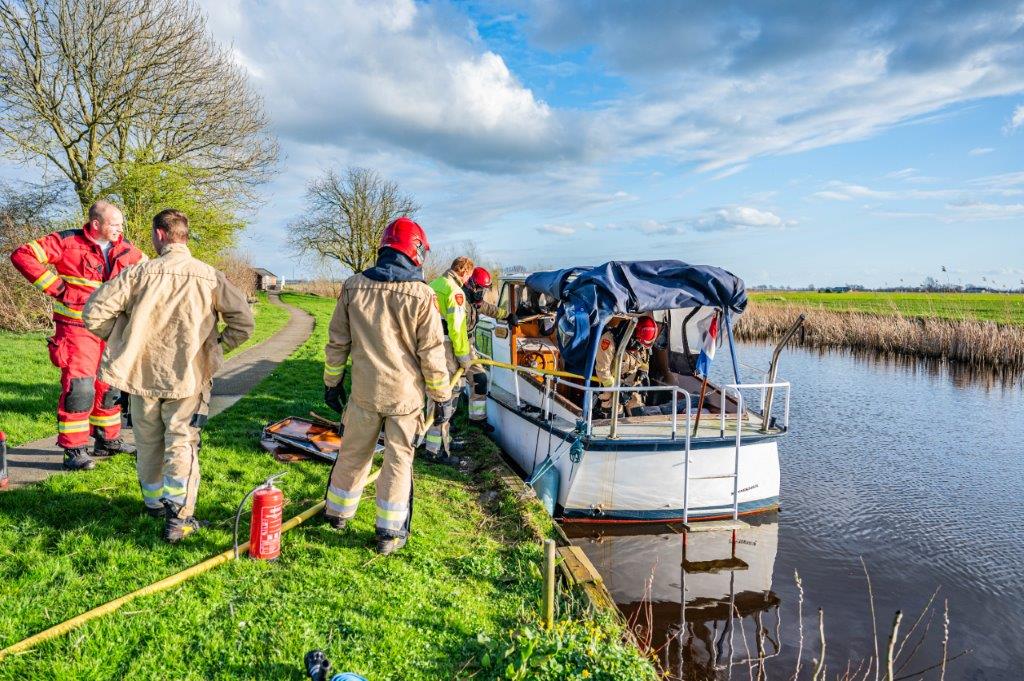 Brandweer blust brand in plezierjacht