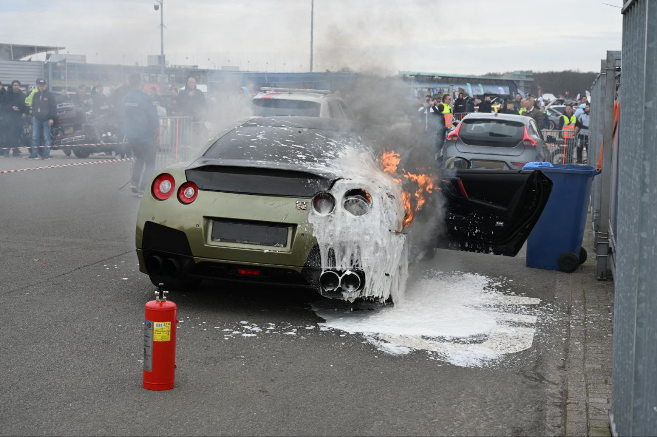 Sportwagen verwoest bij brand op TT Circuit Assen