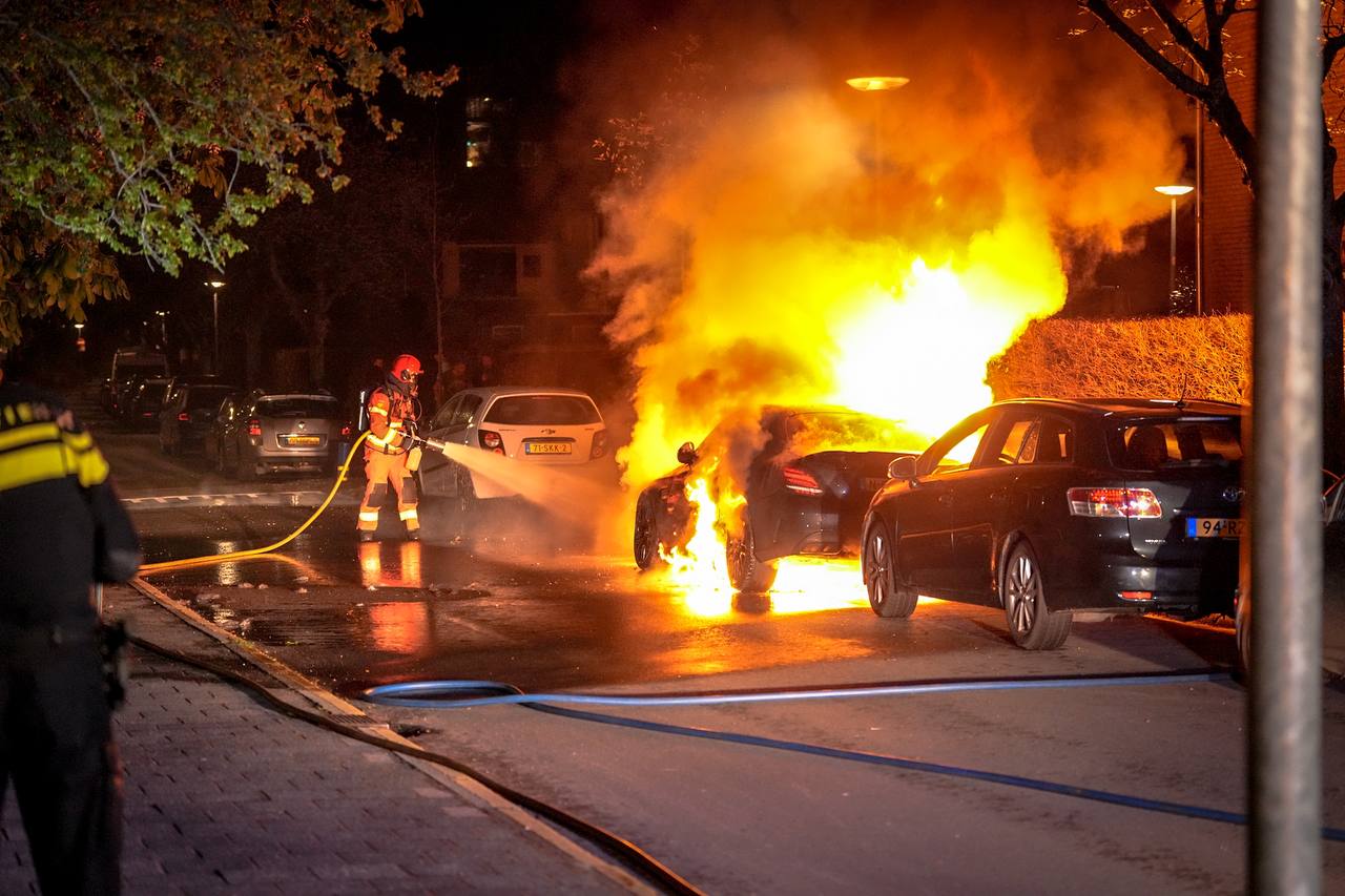 Auto door brand verwoest, politie onderzoekt oorzaak