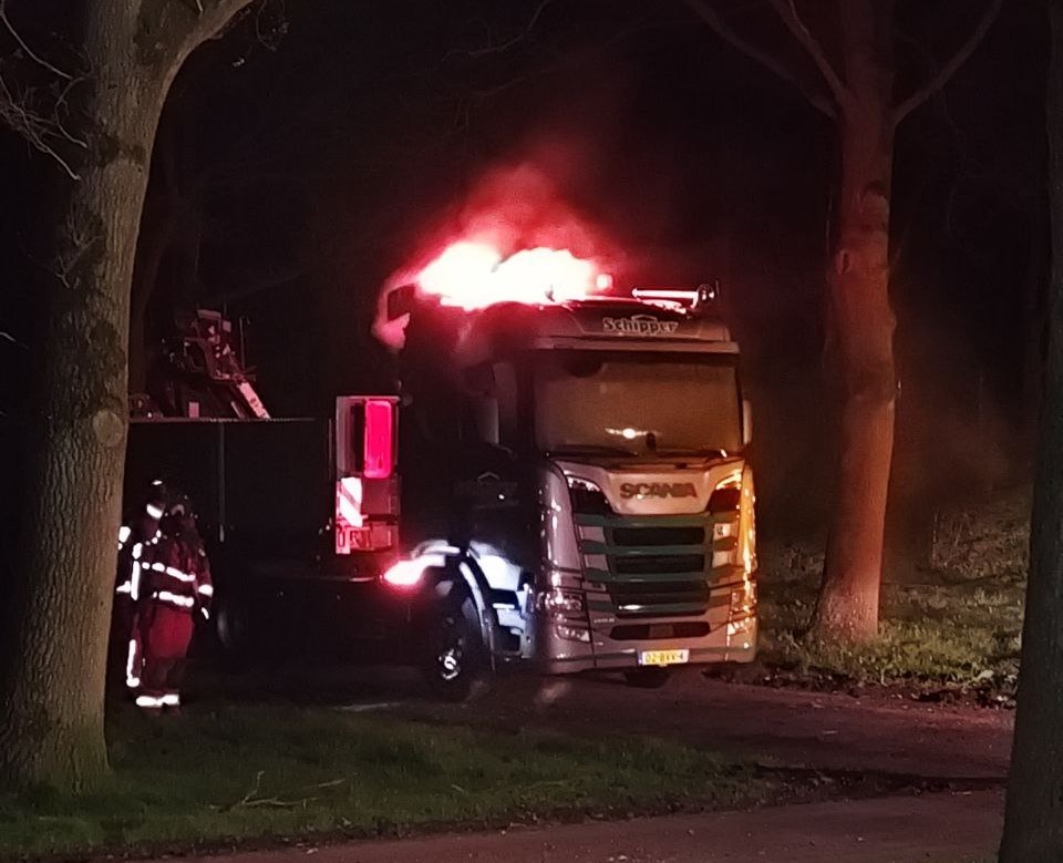Vrachtwagen vliegt in brand en raakt zwaar beschadigd