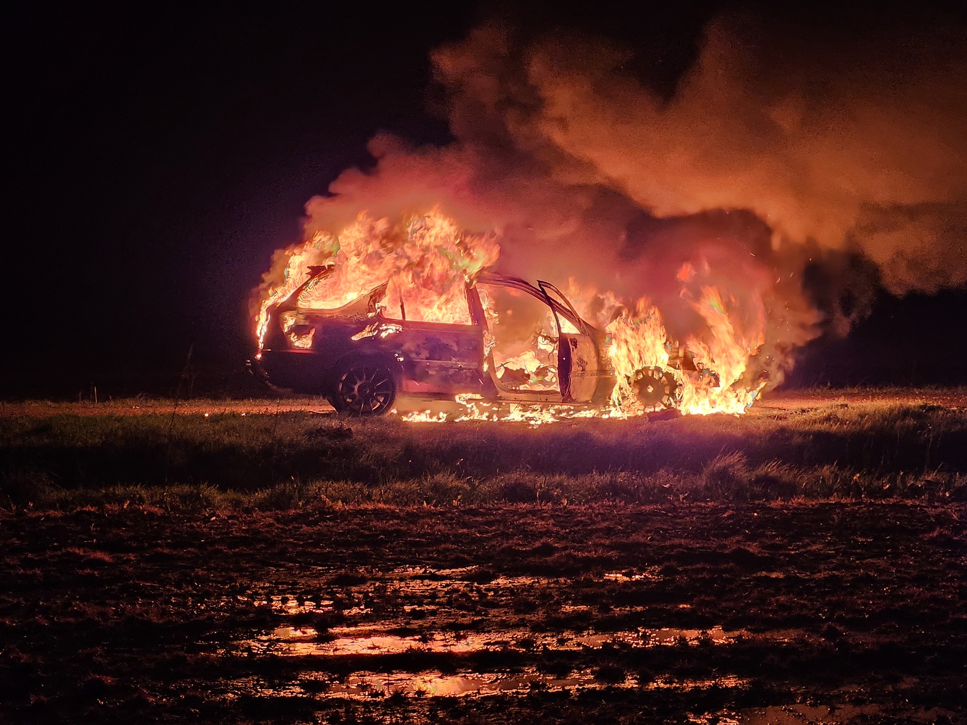 Auto vliegt in brand, bestuurder ontsnapt aan vlammen