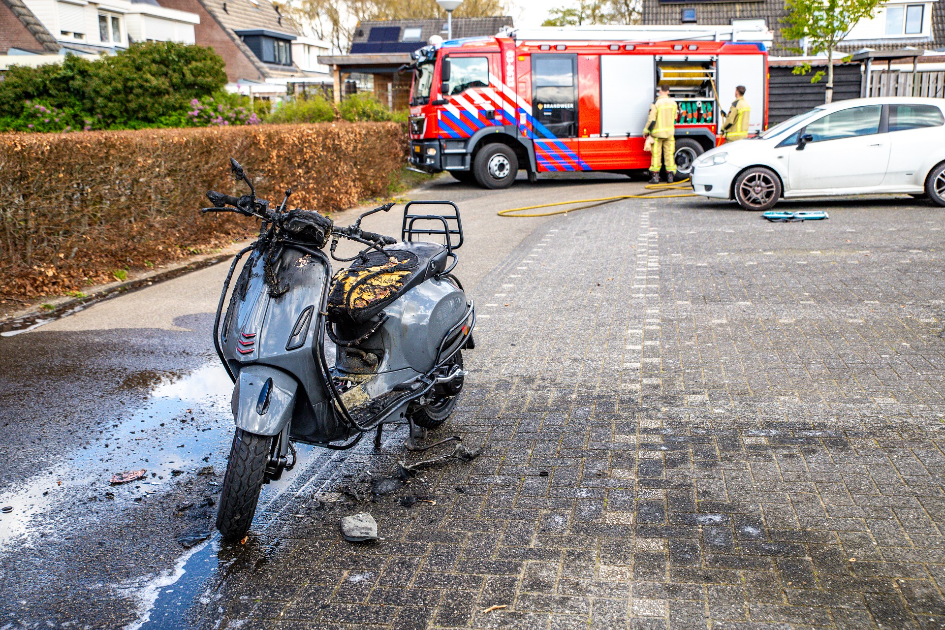 Scooter zwaar beschadigd door brand