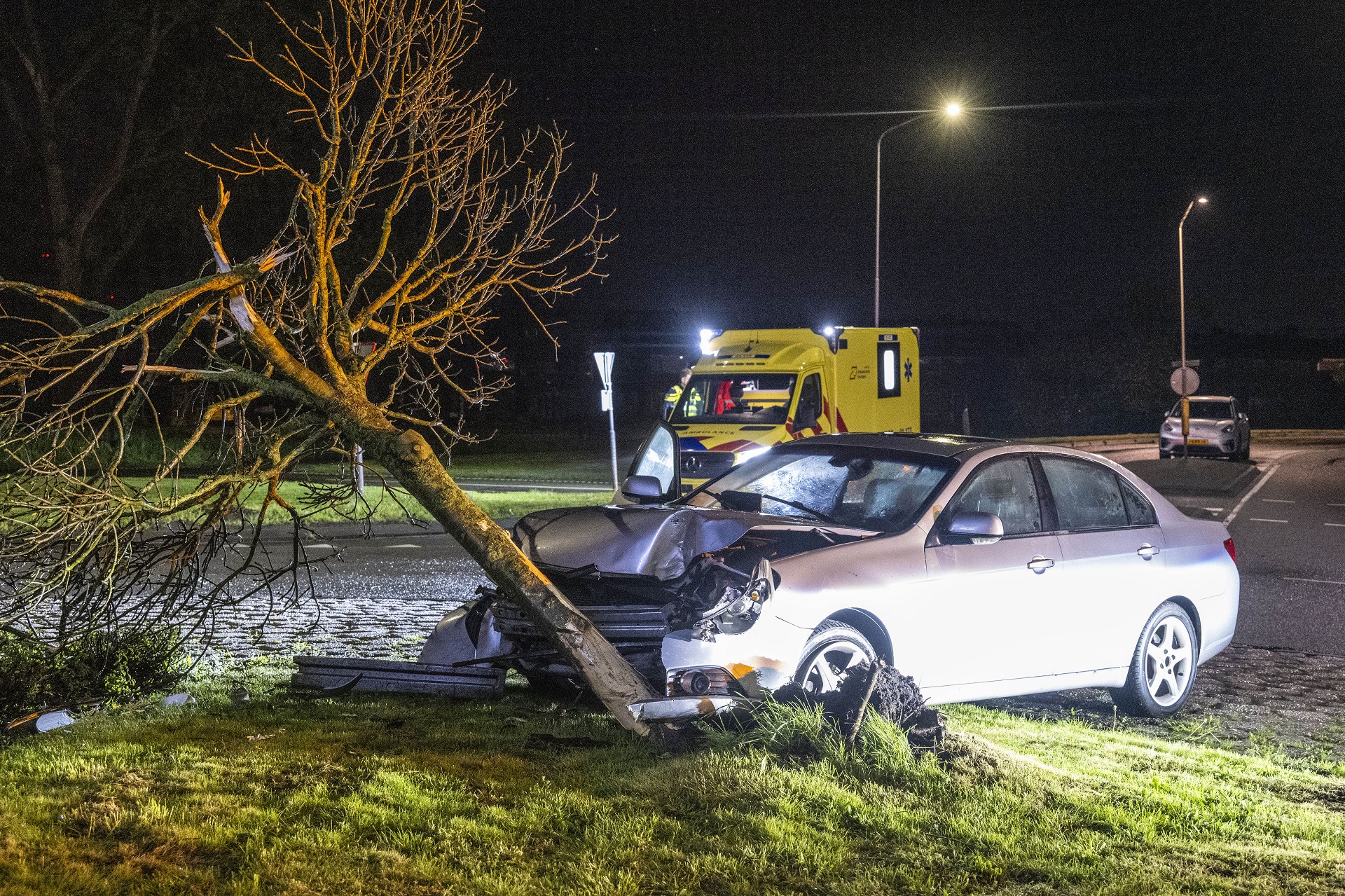 Dronken automobilist botst tegen boom op rotonde, bijrijder gewond