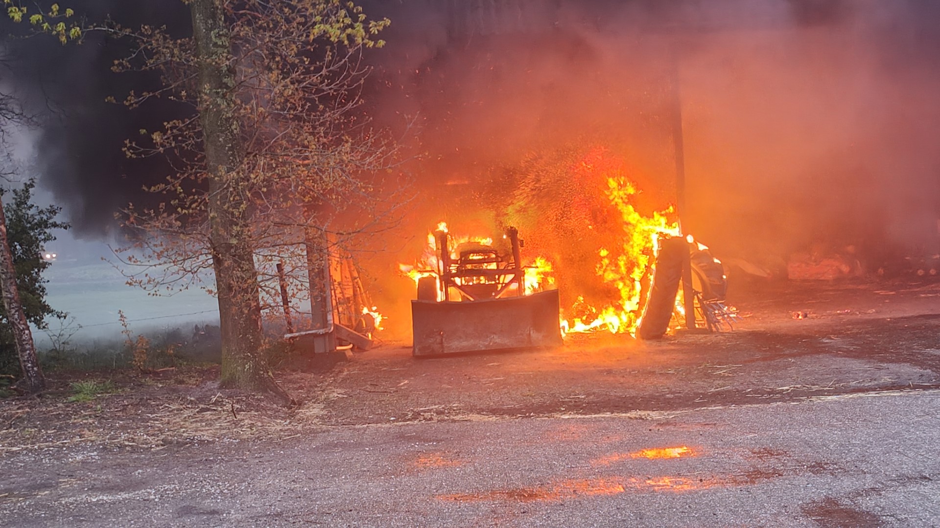 Tractor vliegt in brand in kapschuur
