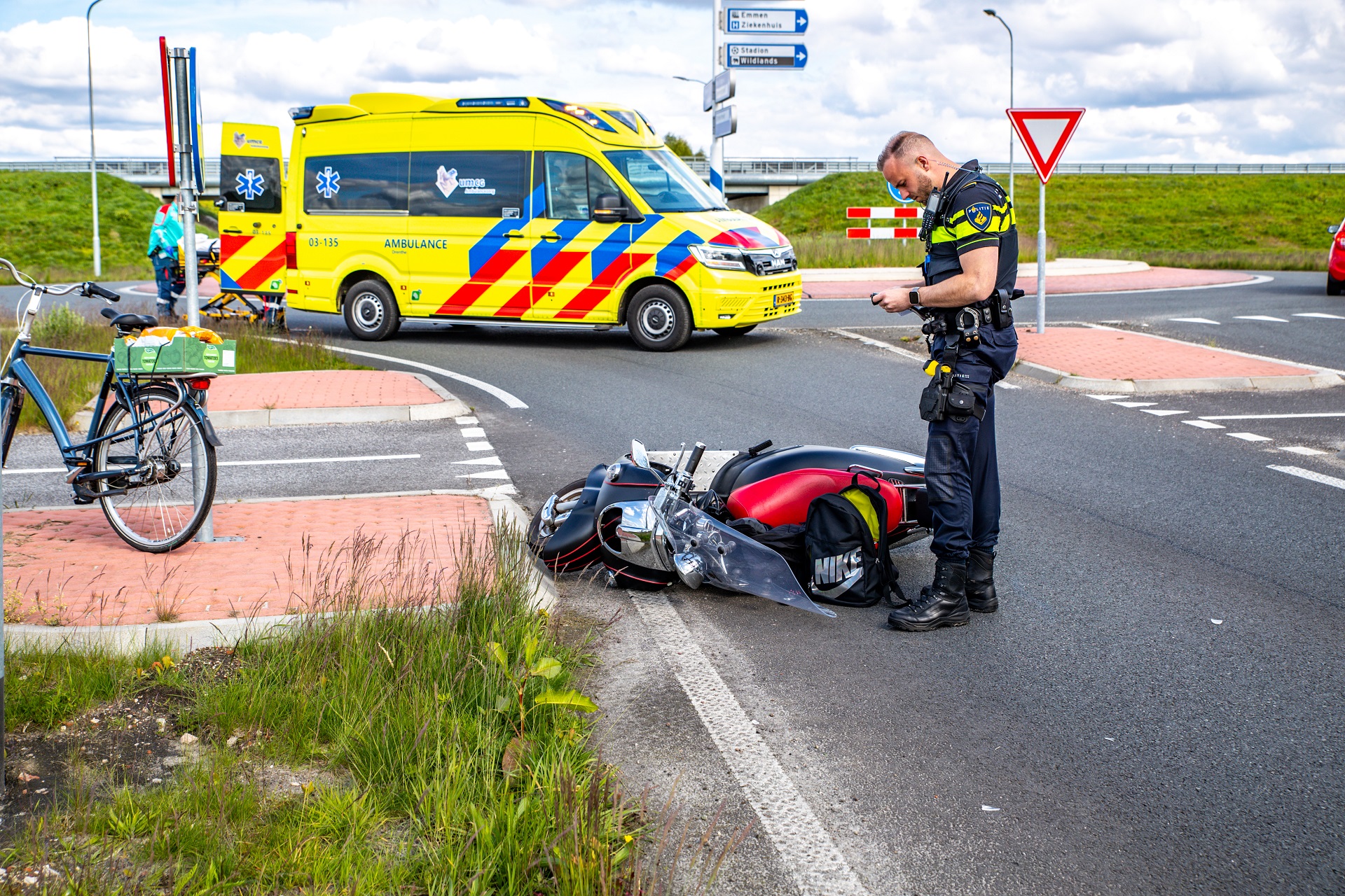 Scooterrijder botst tegen zijkant van auto en raakt gewond