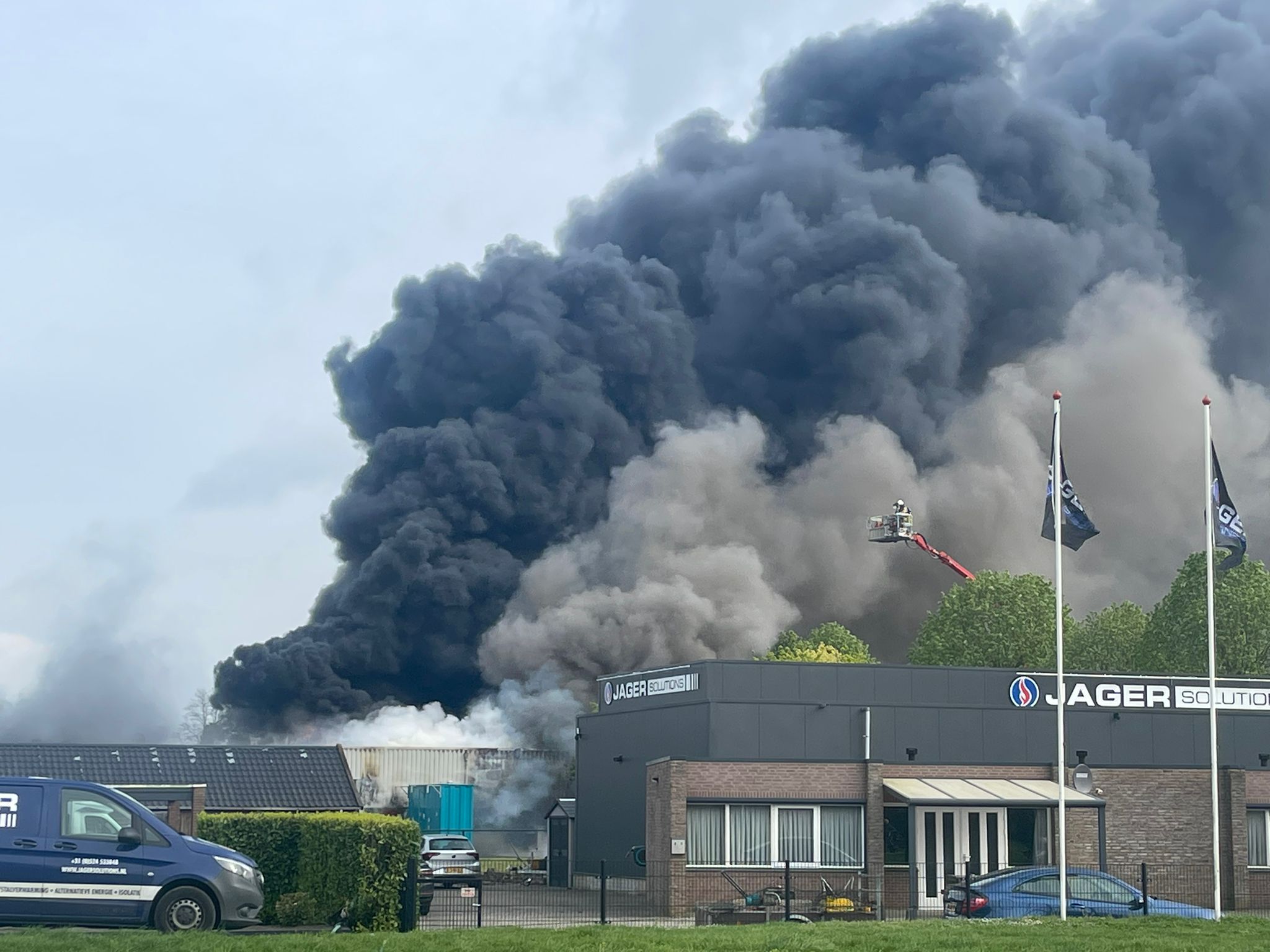 NL-Alert verstuurd voor grote uitslaande brand in bedrijfspand
