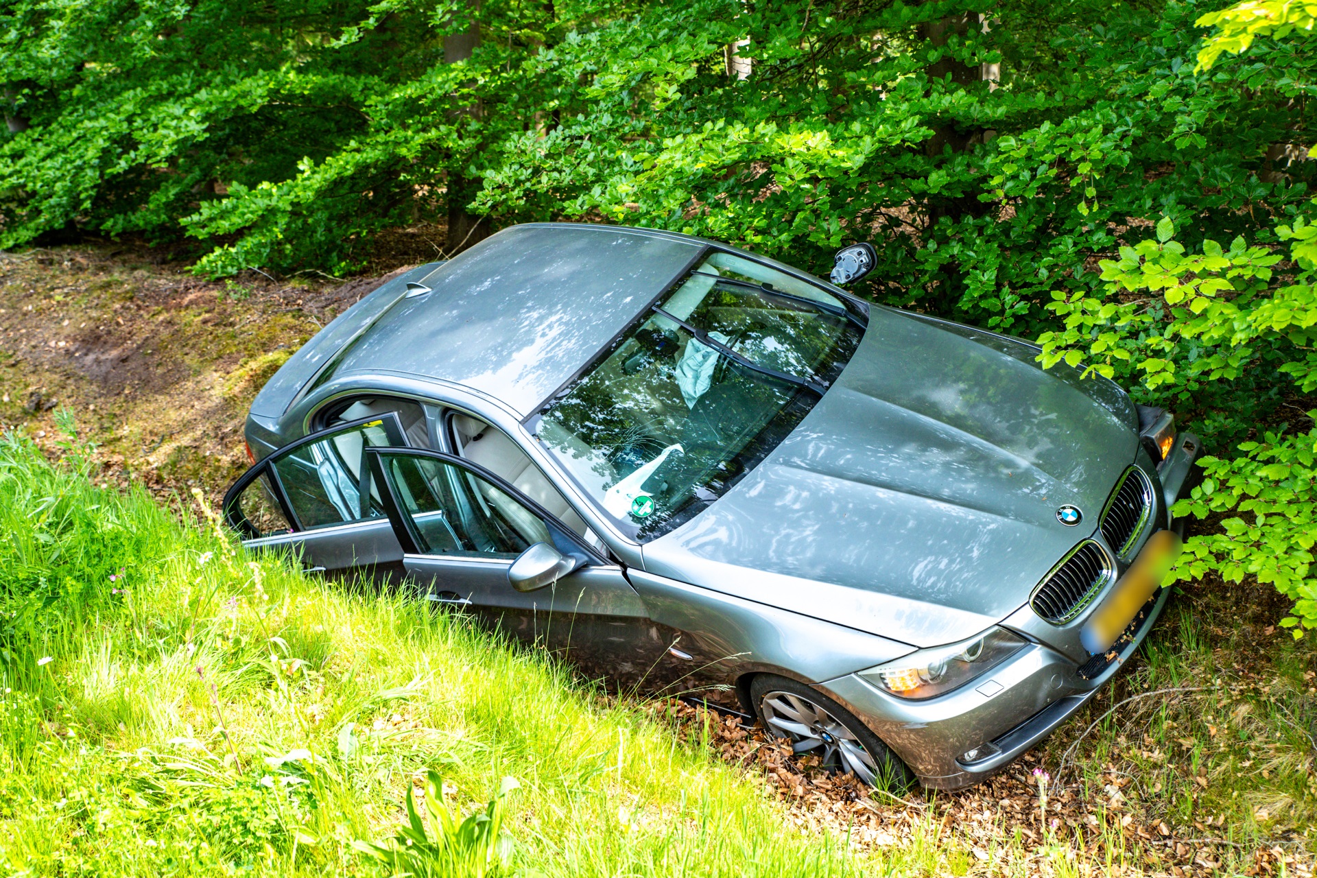 Auto belandt in sloot, twee inzittenden gewond