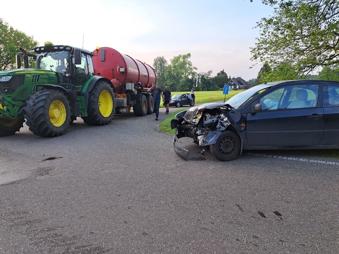 Automobilist gewond na botsing met tractor