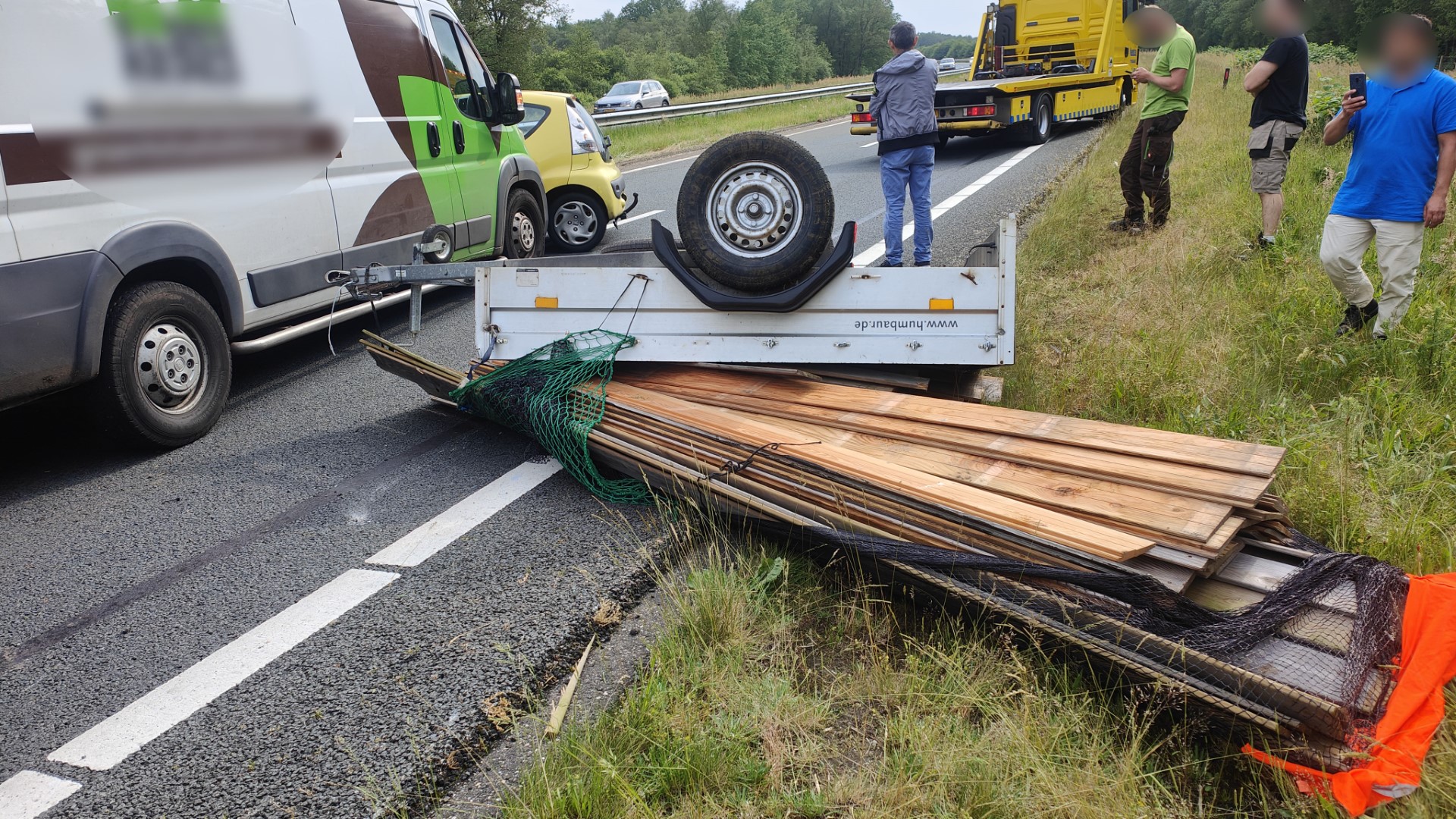 Weg dicht na ongeval met meerdere auto’s en vrachtwagens