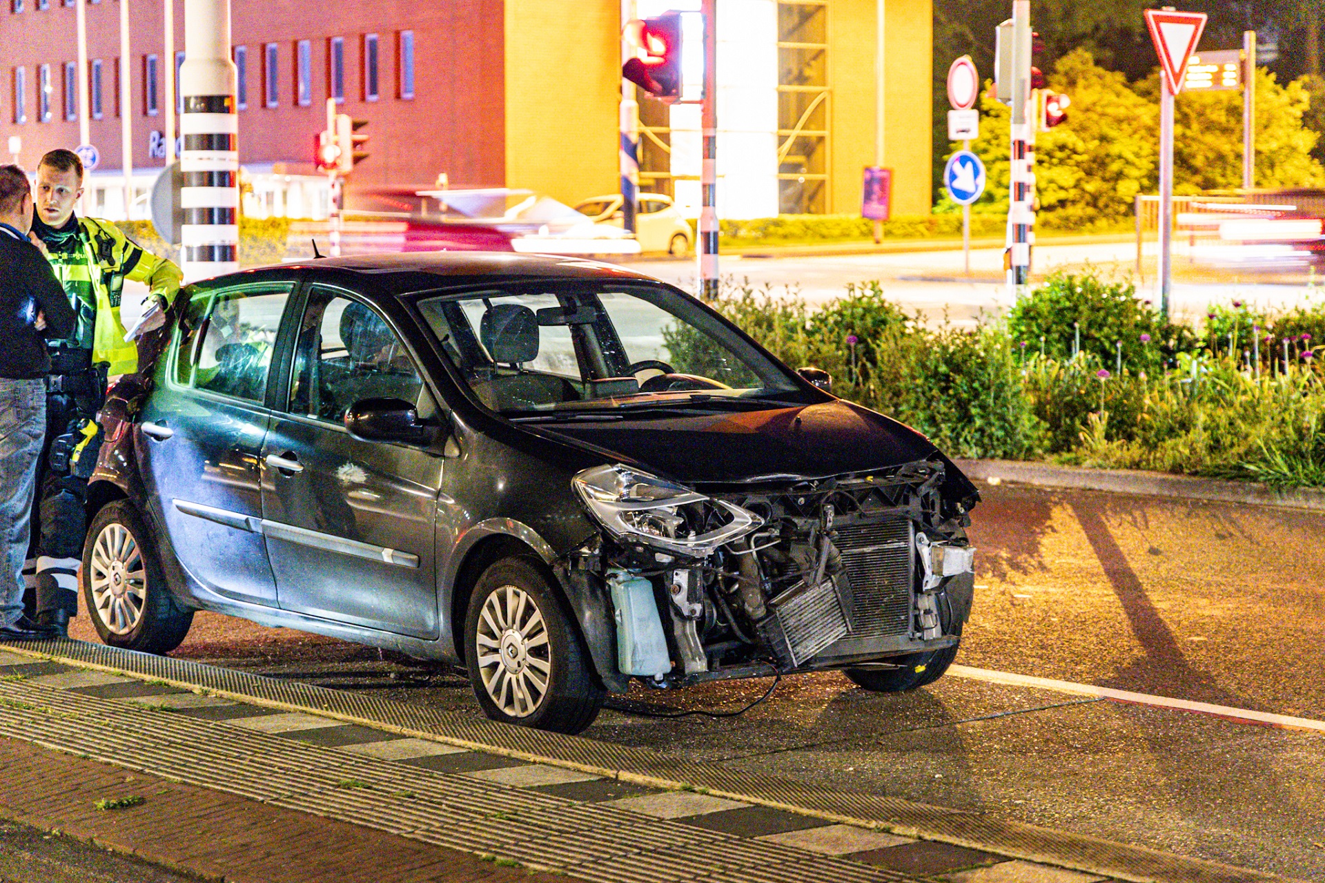 Auto’s beschadigd door ongeval uit kruispunt