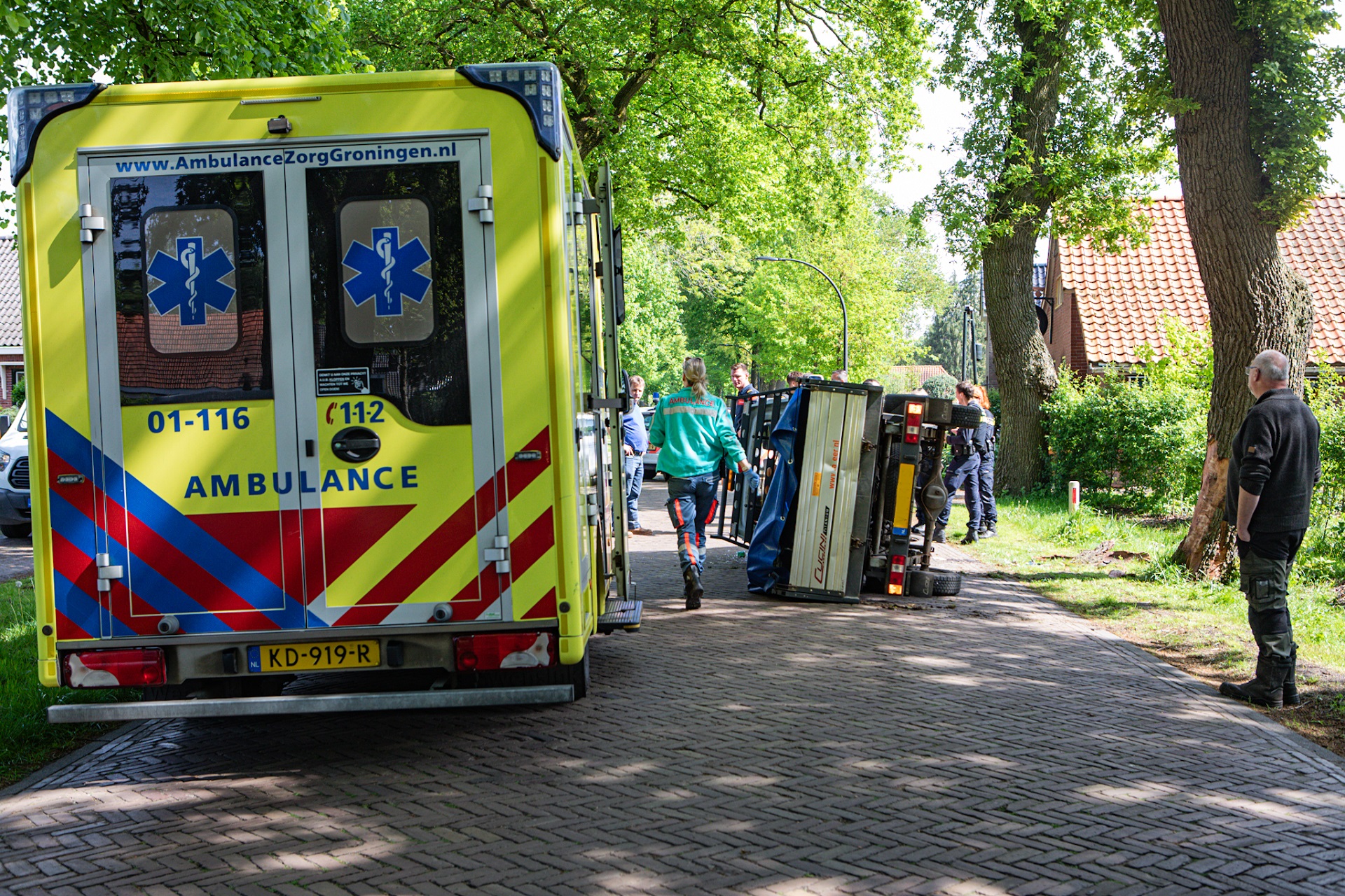 Bestelwagen botst tegen boom en komt op z’n kant tot stilstand, inzittende gewond