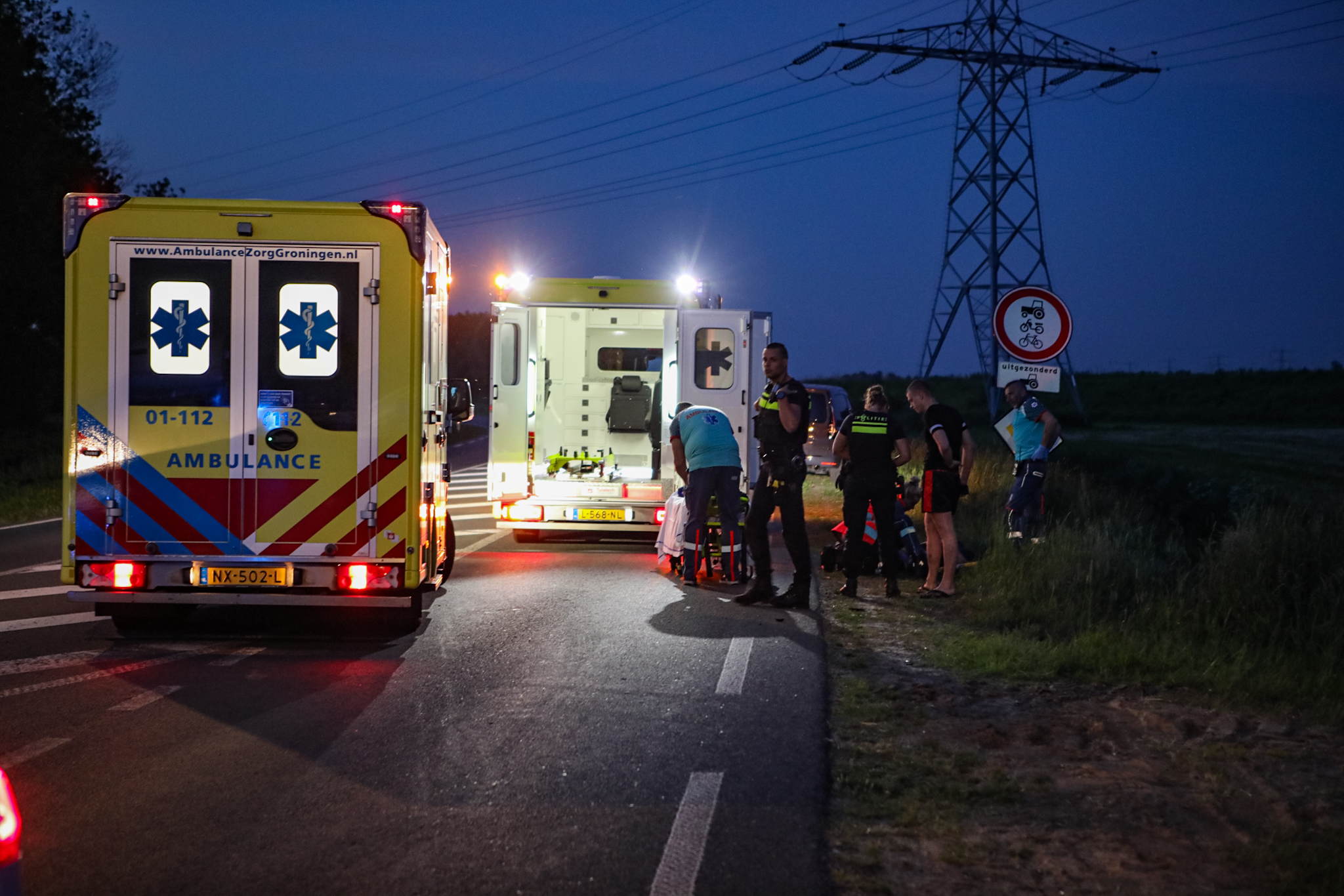 Motorrijder te water na botsing met busje