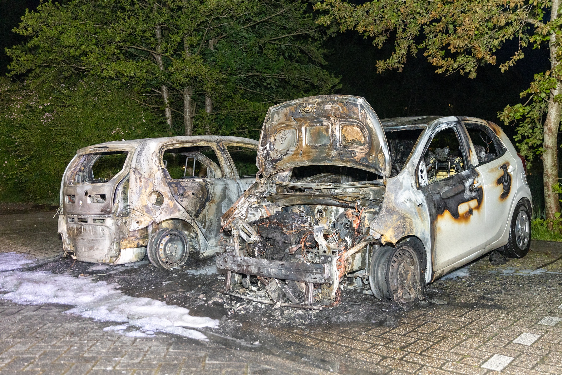 Auto’s door brand verwoest, politie onderzoekt oorzaak