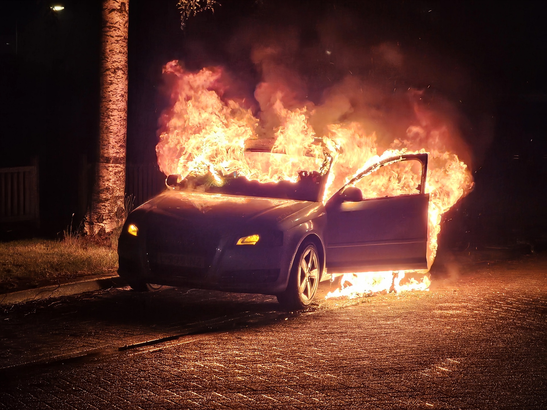 Geparkeerde auto uitgebrand, politie onderzoekt mogelijke brandstichting