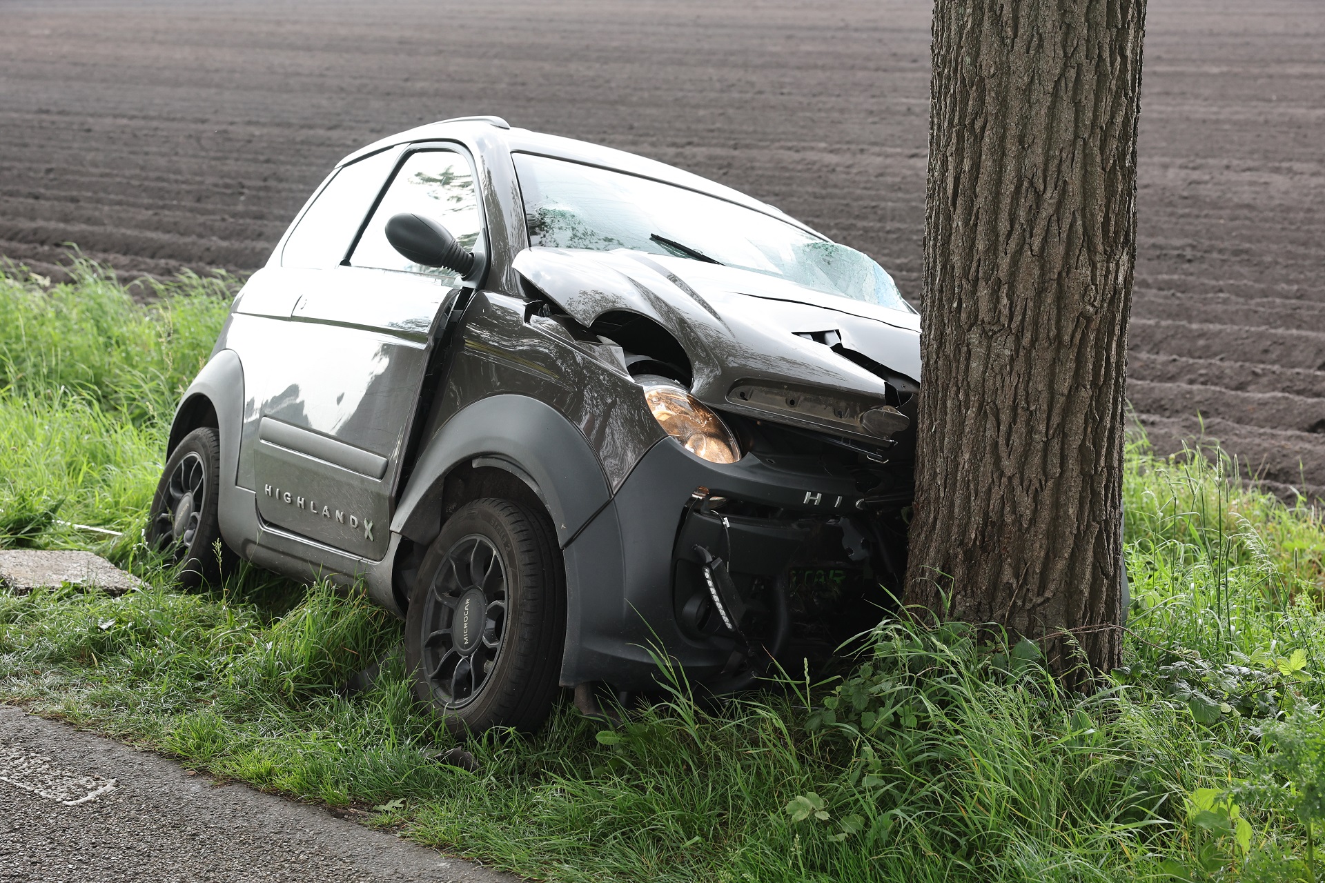 Brommobiel botst tegen boom, bestuurder onder invloed