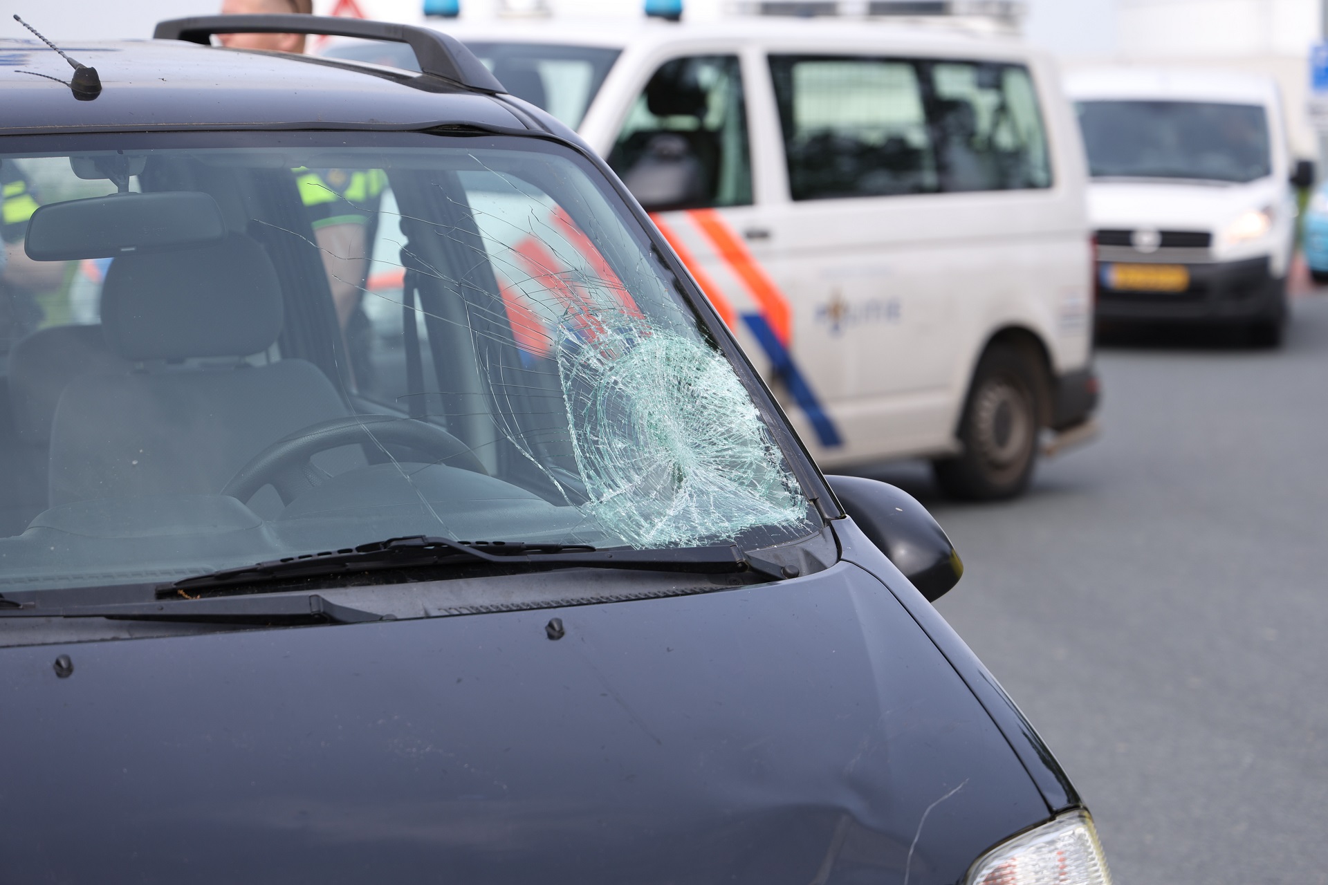 Wielrenner belandt op voorruit van auto en raakt gewond