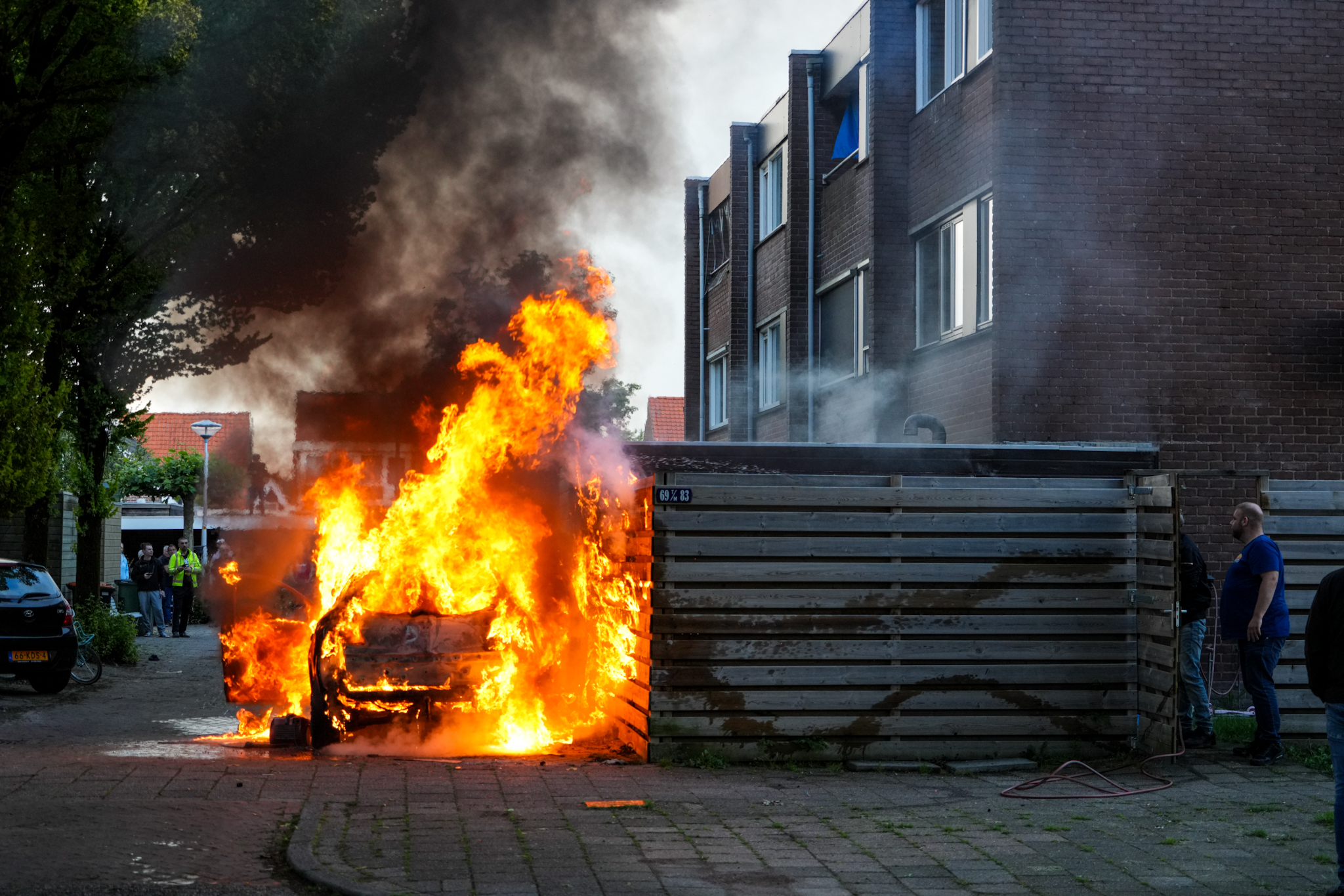 Felle brand in Hoogeveen, auto en schutting beschadigd