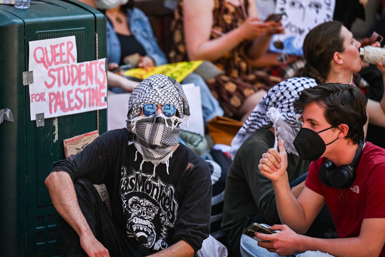 Pro-Palestina demonstranten zetten tentenkamp op bij Rijksuniversiteit Groningen