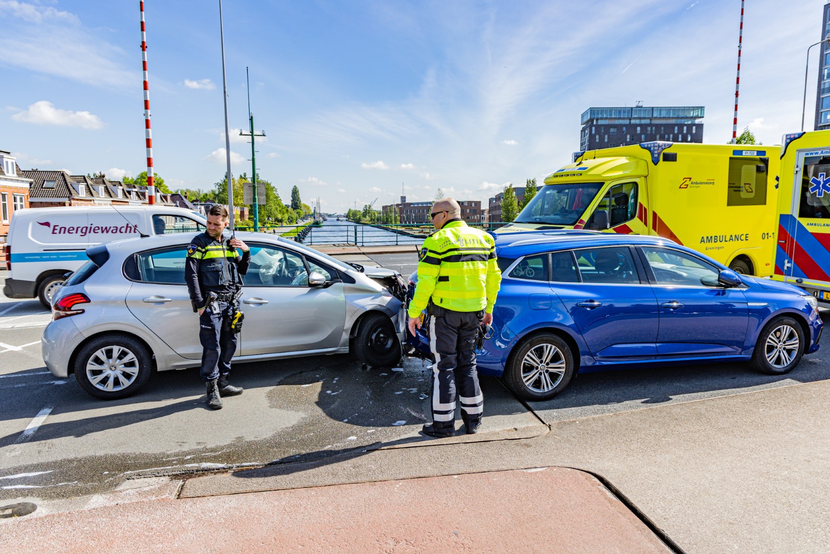 Twee auto’s botsen op Oosterhavenbrug: Afsluiting van rijstroken