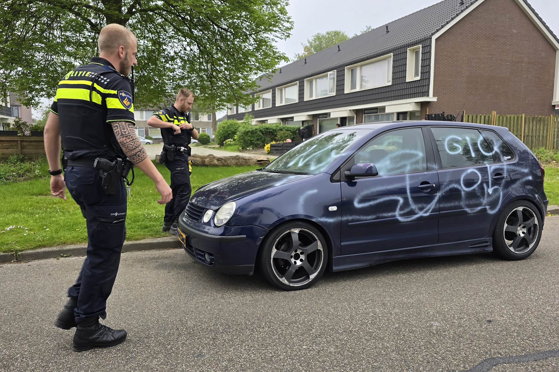 Auto beklad met graffiti, politie doet onderzoek